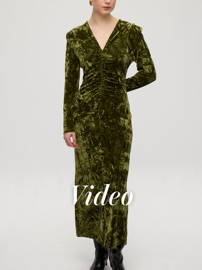 mioh | GETTY GREEN - Vestido midi drapeado cuello pico terciopelo. Vestidos de fiesta para invitadas de boda perfectas. Marca española de moda