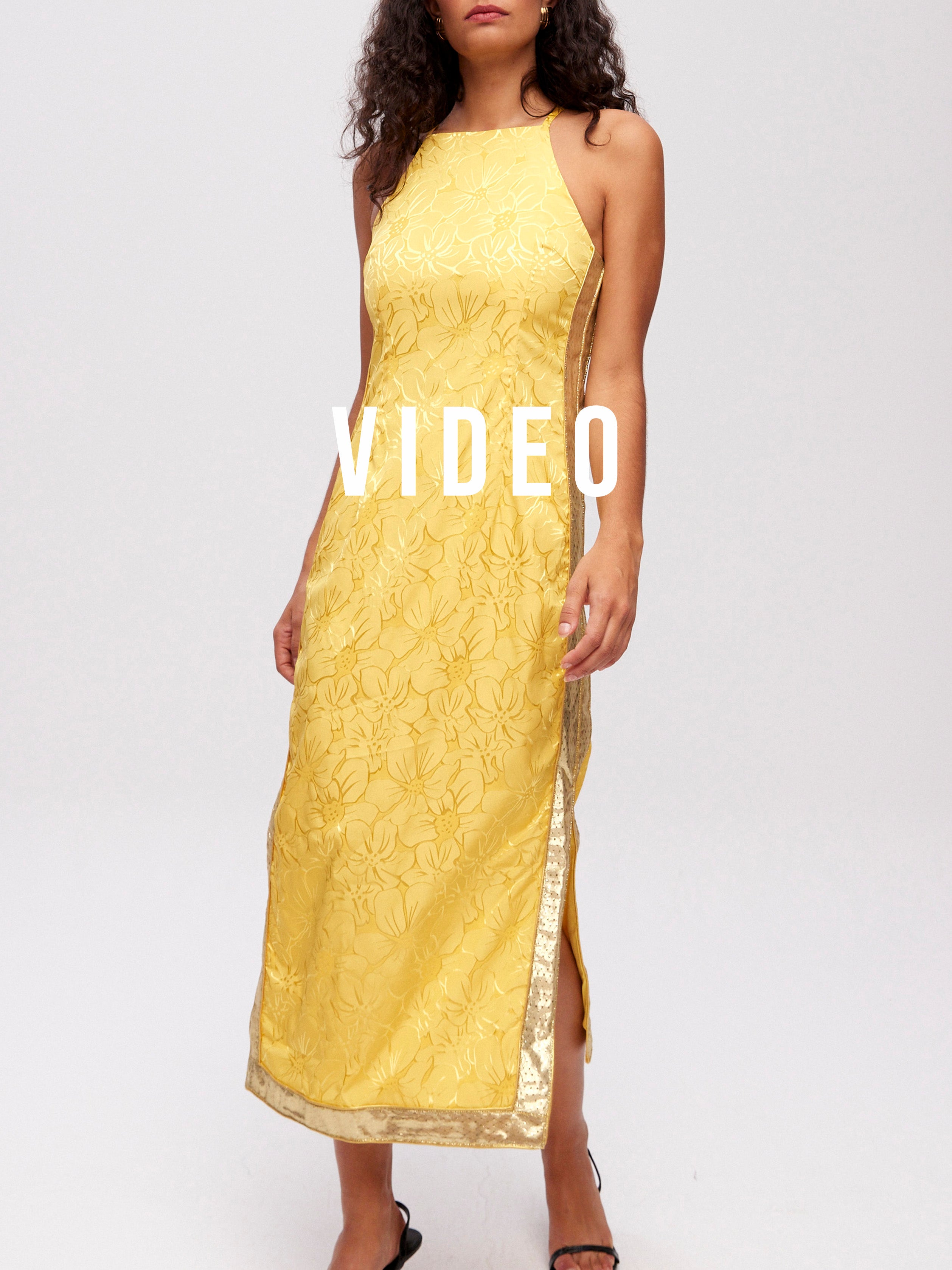 mioh | HYDRA YELLOW - Vestido midi tirantes cuello halter JCQRD amarillo para invitada de boda, fiesta y evento. Tendencia vestidos invitada Primavera Verano 2024. MIOH la marca española de vestidos más de moda