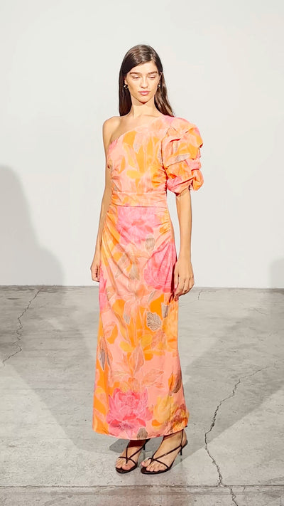 ISABELA FLOWERS - Vestido asimétrico manga abullonada estampado flores, de fiesta e invitada de boda y evento primavera verano. MIOH es la marca de vestidos de invitada de boda y fiesta de referencia en España