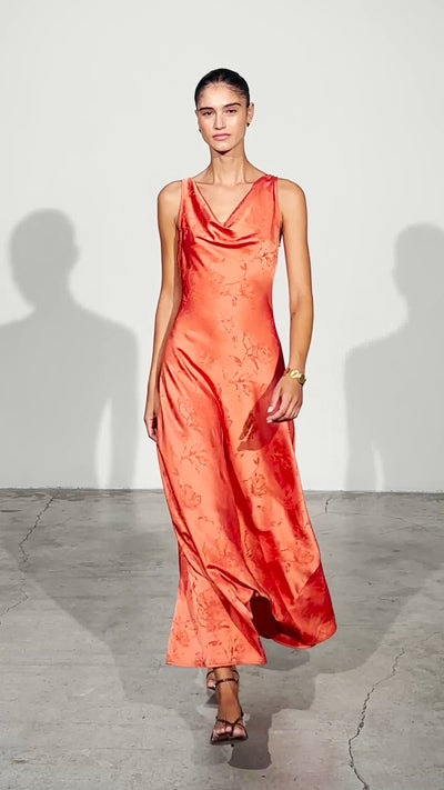 MARCIA CORAL - Vestido escote cascada jacquard floral midi, perfecto para invitadas de boda y fiesta spring summer. MIOH es la marca que eligen las influencers de España para sus eventos, como bodas y fiestas