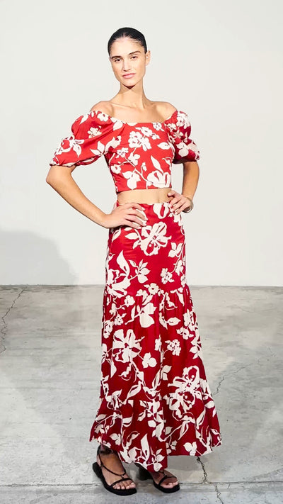 MARGARET RED - Conjunto rojo con flores blancas, para invitadas de boda, fiesta y eventos de primvera y verano. MIOH es la marca de vestidos de invitada de boda y fiesta de referencia en España