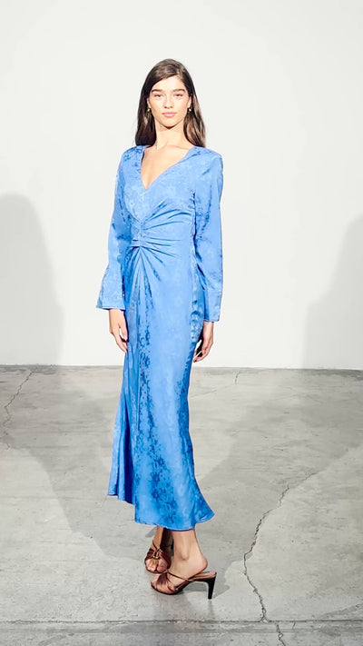 MIRANDA BLUE - Vestido Jacquard drapeado manga larga, perfecto para invitadas de boda y fiesta spring summer. MIOH es la marca española de vestidos de fiesta para invitadas de boda más de moda en España