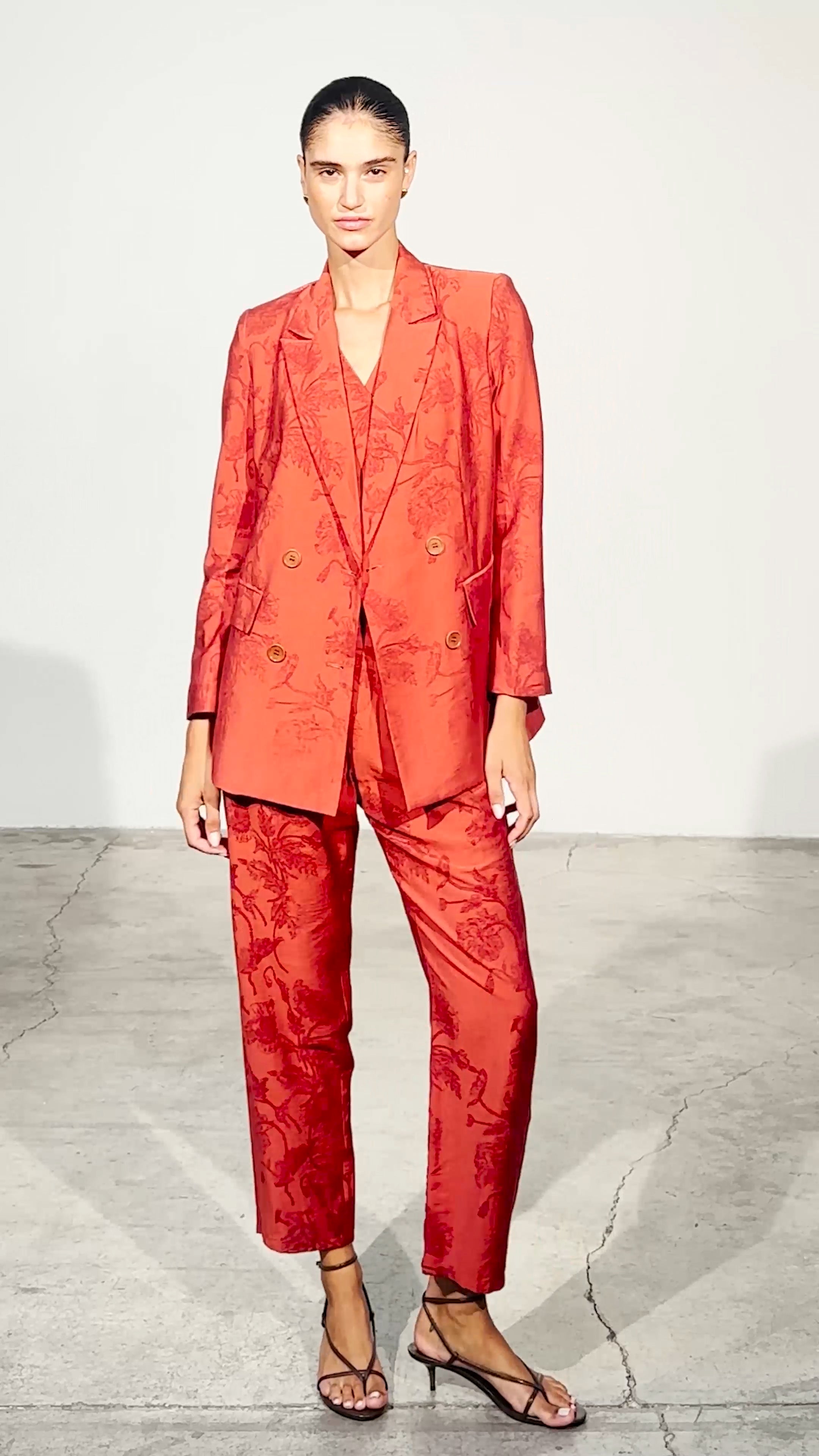 MONTESCO - Traje tela floral botánica, para ser la invitada de boda perfecta y fiesta esta primavera verano. MIOH es la marca que eligen las influencers de España para sus eventos, como bodas y fiestas