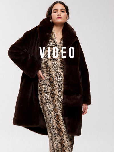 mioh | MOVIE BROWN - Abrigo mutón faux fur tendencia street style. Pura tendencia vogue FW23. MIOH marca española moda famosas instagramers