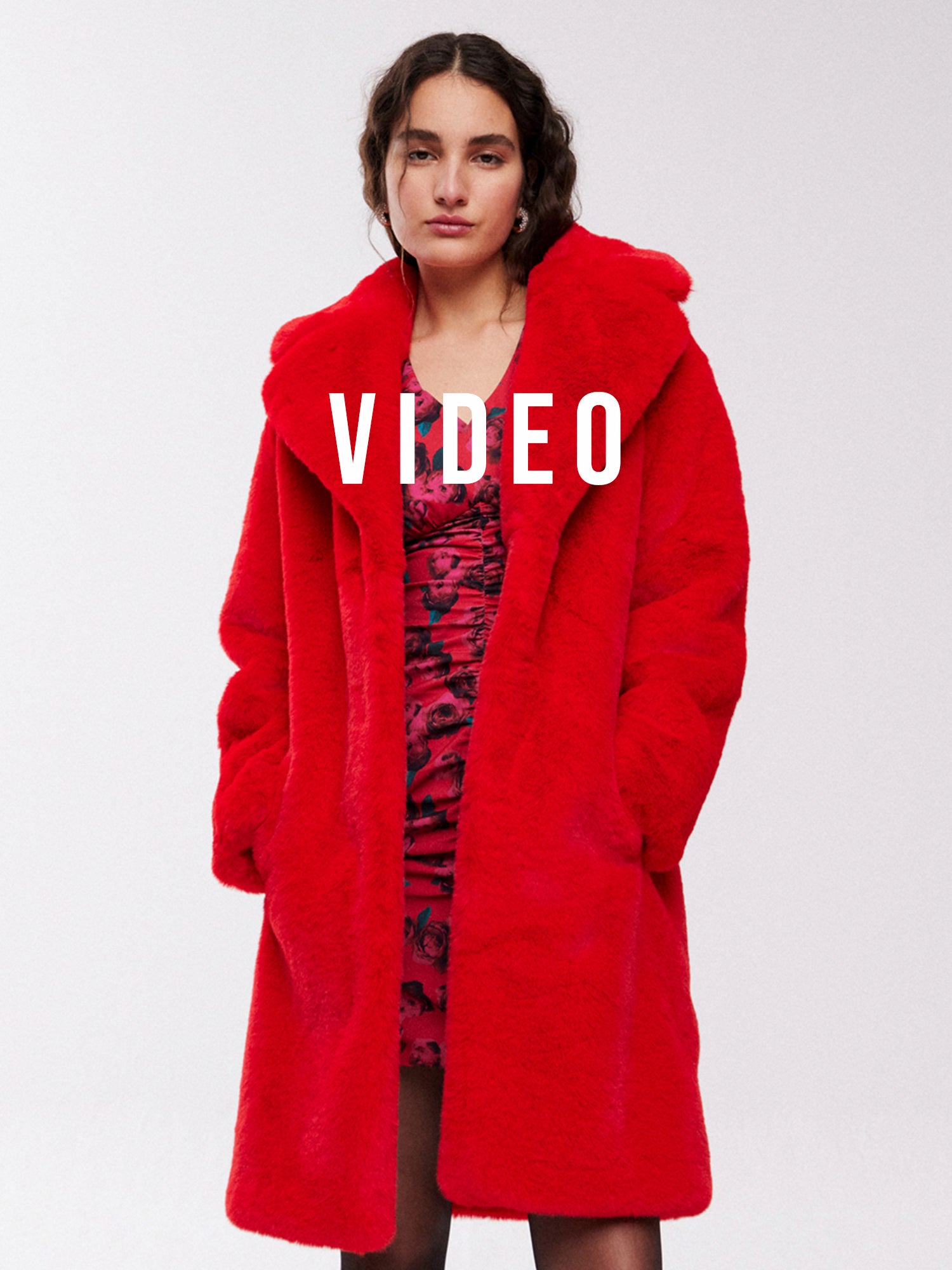 mioh | MOVIE RED - Abrigo mutón faux fur tendencia street style. Abrigo mutón ideal para invitada de boda perfecta, fiesta y eventos esta temporada Otoño Invierno 2023. Pura tendencia FW23 vogue de la mano de MIOH, marca española de vestidos de invitada top preferida por las influencers y celebrities.