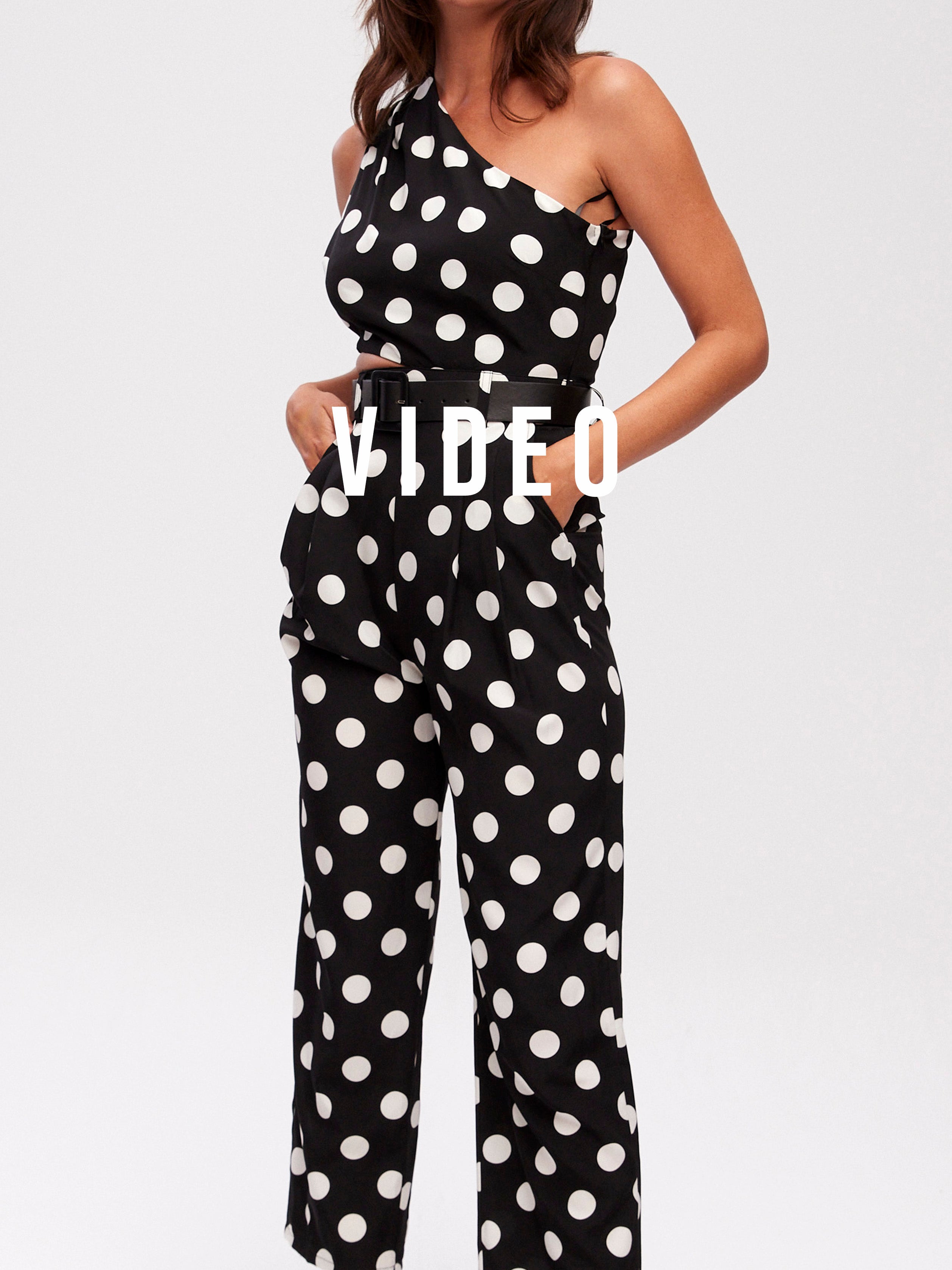 mioh | PORTONOVO DOTS - Mono asimétrico abertura cintura lunares para invitada de boda, fiesta y evento. Tendencia vestidos invitada Primavera Verano 2024. MIOH la marca española de vestidos más de moda