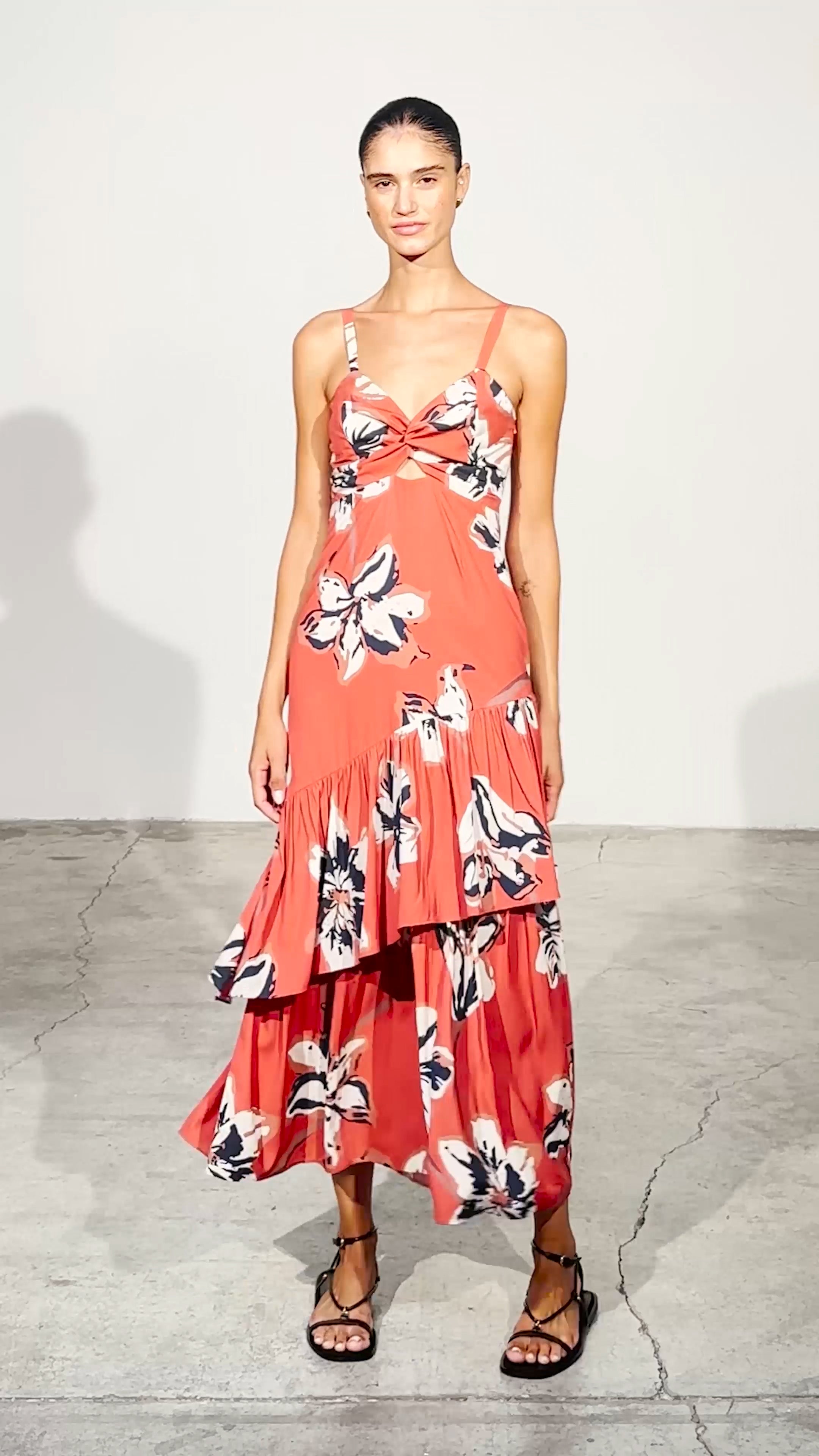 SHAKESPEARE FLOWERS - Vestido tirantes estampado flores y falda con volante diagonal, para invitadas de boda, fiesta y eventos de primvera y verano. MIOH es la marca de vestidos de invitada de boda y fiesta de referencia en España