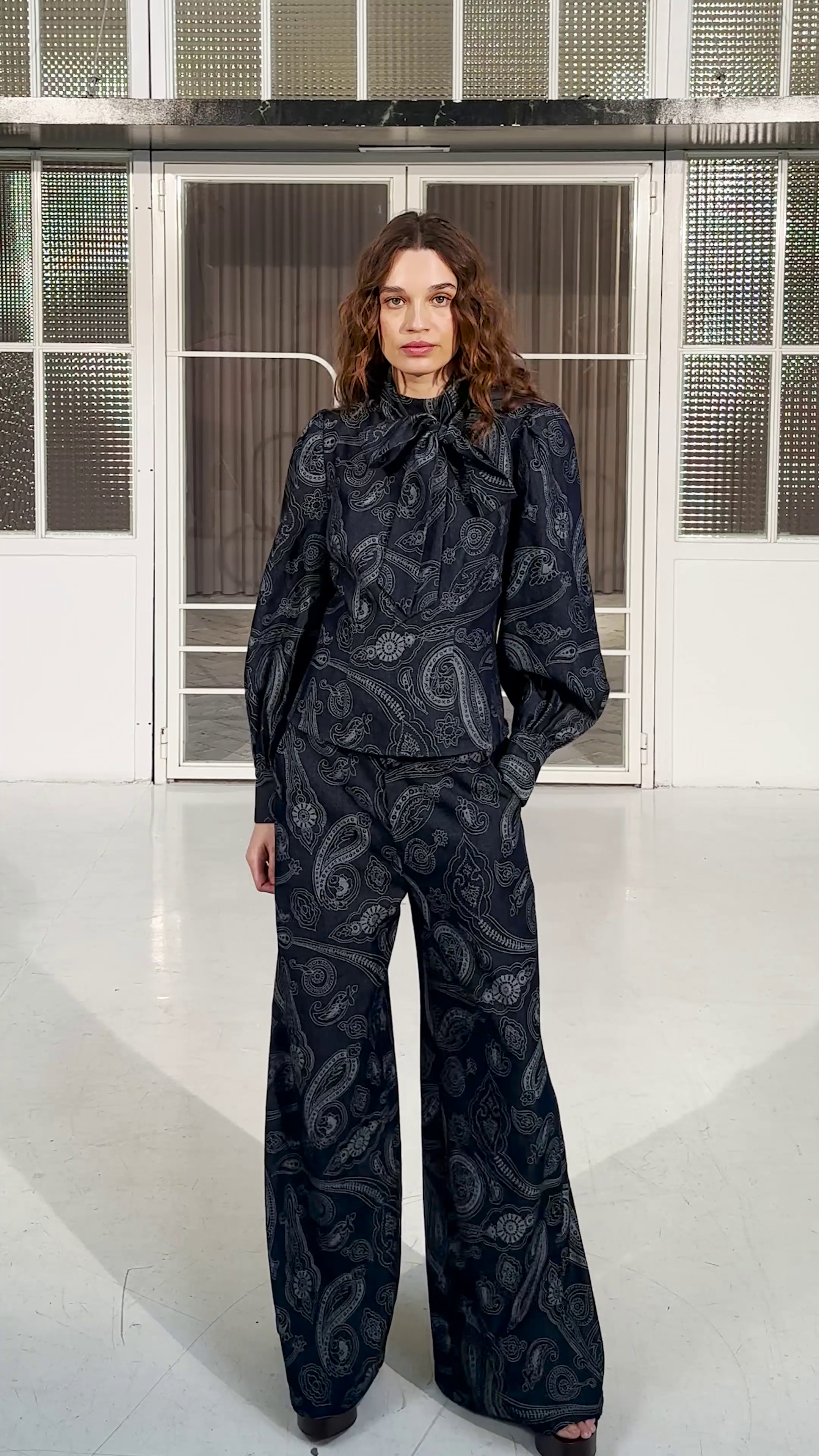 EARTH DENIM PANT - Pantalón vaquero wide leg, para invitadas que buscan algo diferente. MIOH es la marca española de moda de boda y fiesta más buscada
