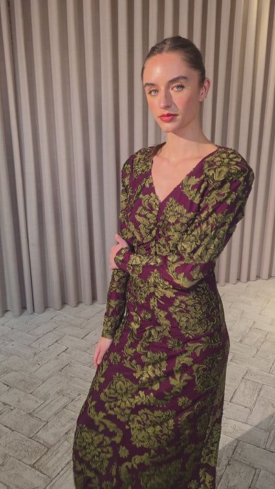 CRISTAL VELVET - Vestido escote pico terciopelo devoré, el look de invitada perfecta firmado por MIOH, marca española de vestidos de fiesta y de boda