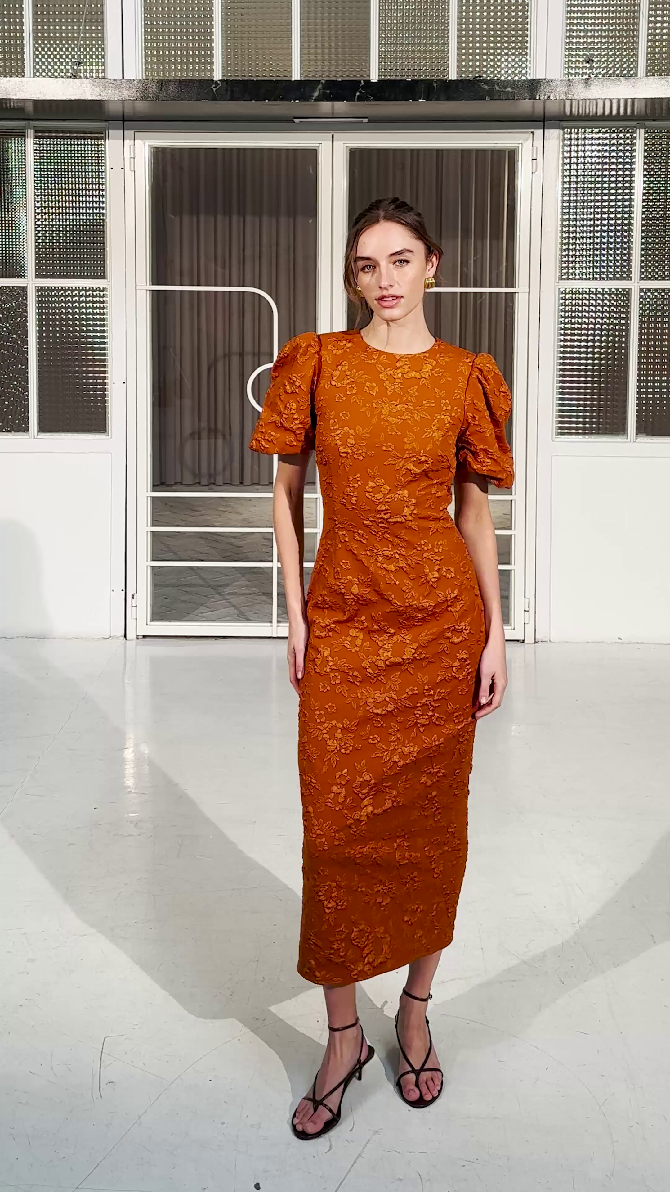 FIORE ORANGE - Vestido brocado floral escote espalda, para brillar como invitada en cualquier evento. MIOH, la marca española de vestidos de fiesta más de moda en 2026
