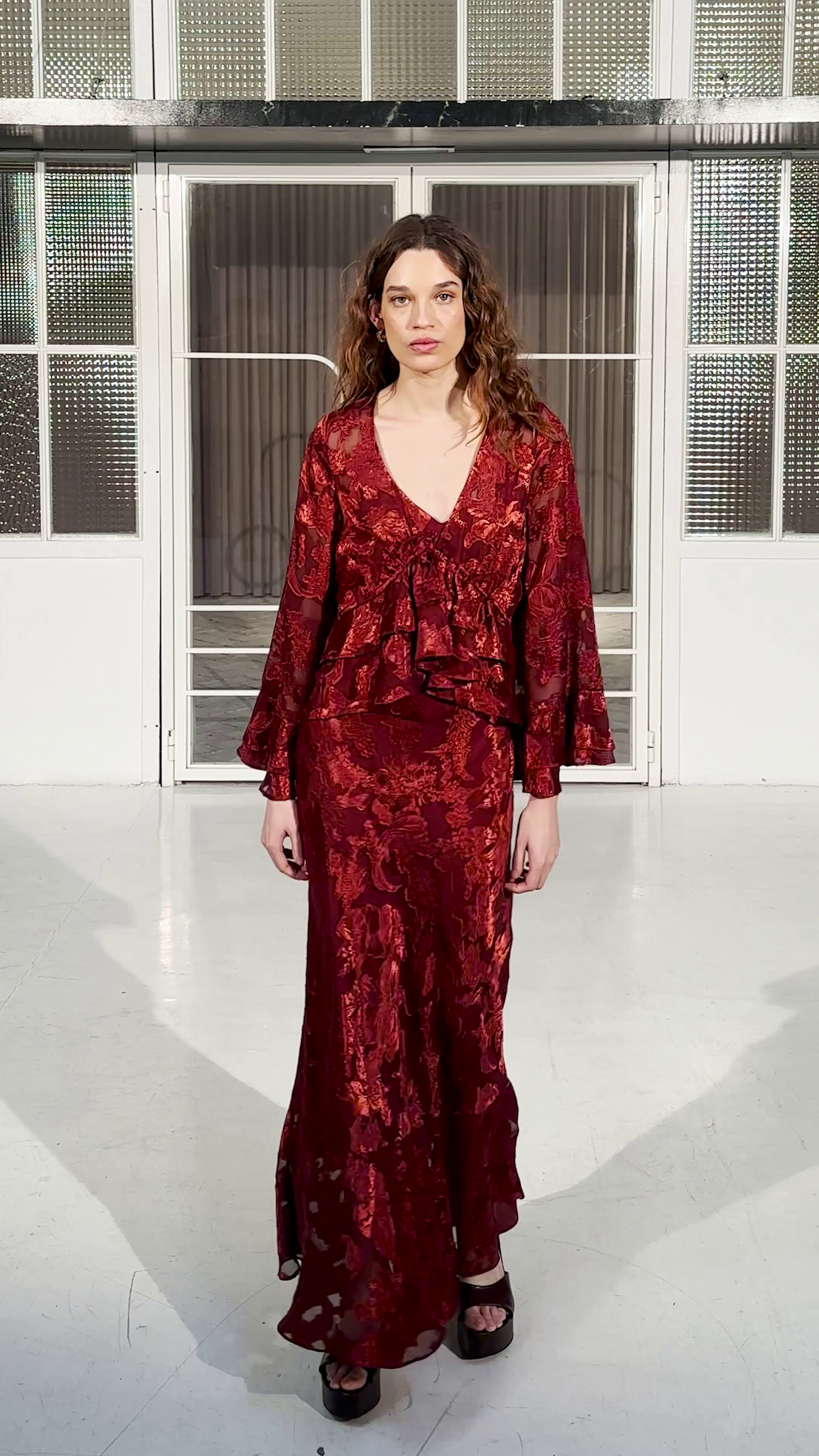GRAZIA WINE - Vestido y top lencero jacquard de tirantes, moda de invitada de boda diseñada en España. MIOH lleva más de 20 años vistiendo a la invitada perfecta