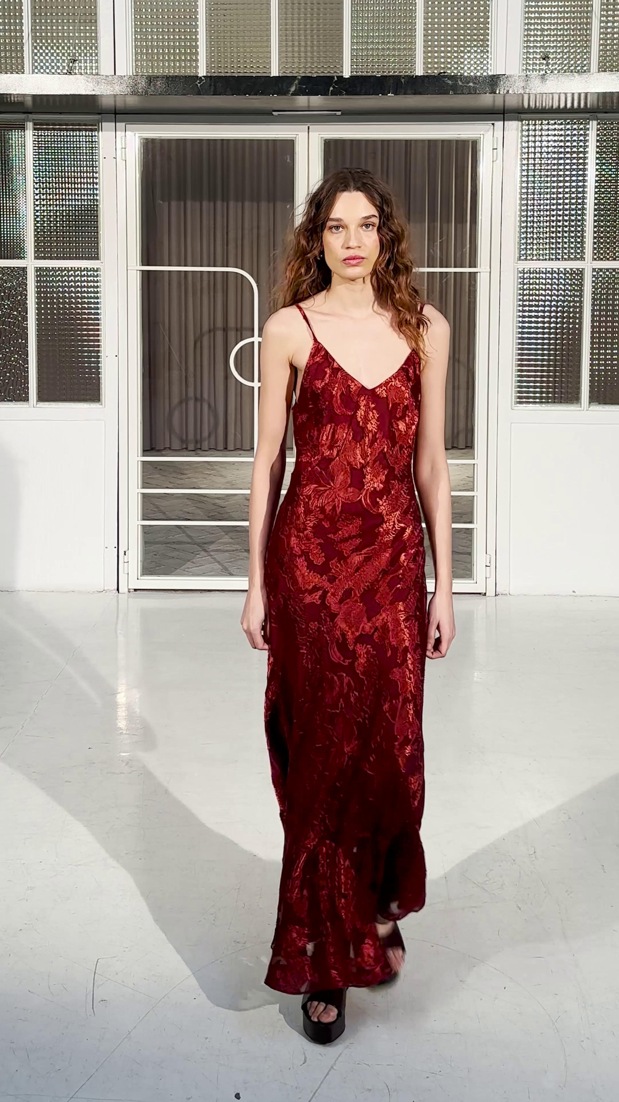 GRAZIA WINE - Vestido y top lencero jacquard de tirantes, moda de invitada de boda diseñada en España. MIOH lleva más de 20 años vistiendo a la invitada perfecta