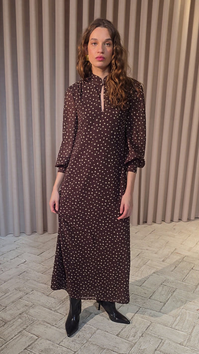 SUMMIT BROWN - Vestido amplio gasa lunares marrón, vestido de fiesta para invitadas que buscan tendencia y calidad. MIOH, moda española de evento