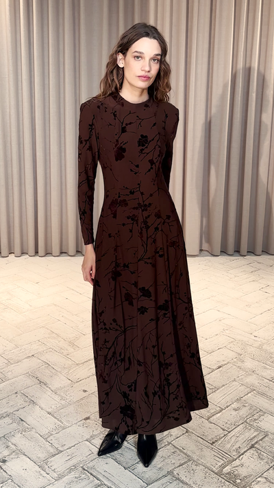 NUIT BROWN - Vestido marrón flores de terciopelo, vestido de fiesta para invitadas que buscan tendencia y calidad. MIOH, moda española de evento