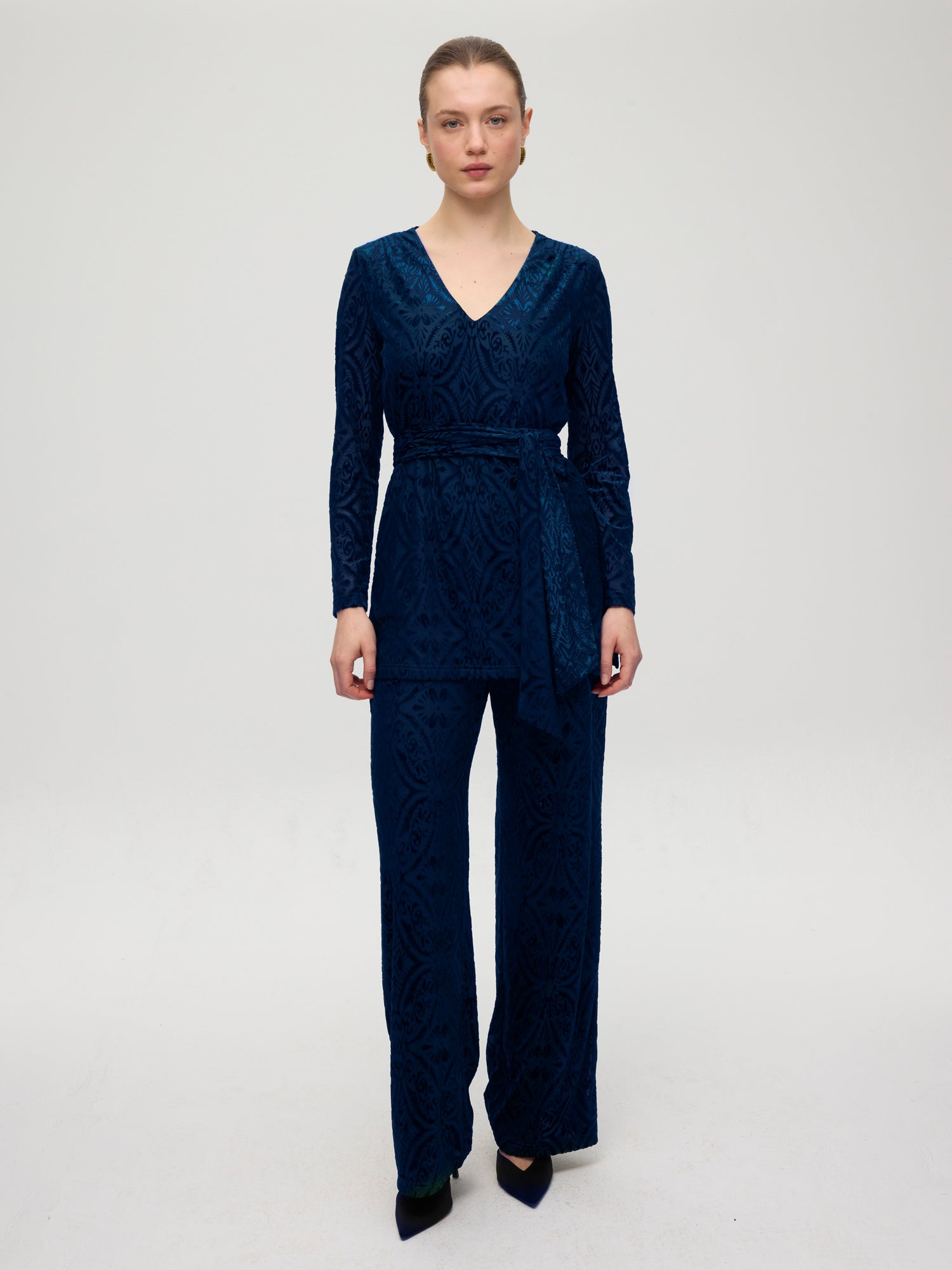 mioh | RIALTO BLUE - Conjunto pantalón y jersey pico terciopelo. Vestidos de fiesta para invitadas de boda perfectas. Marca española de moda