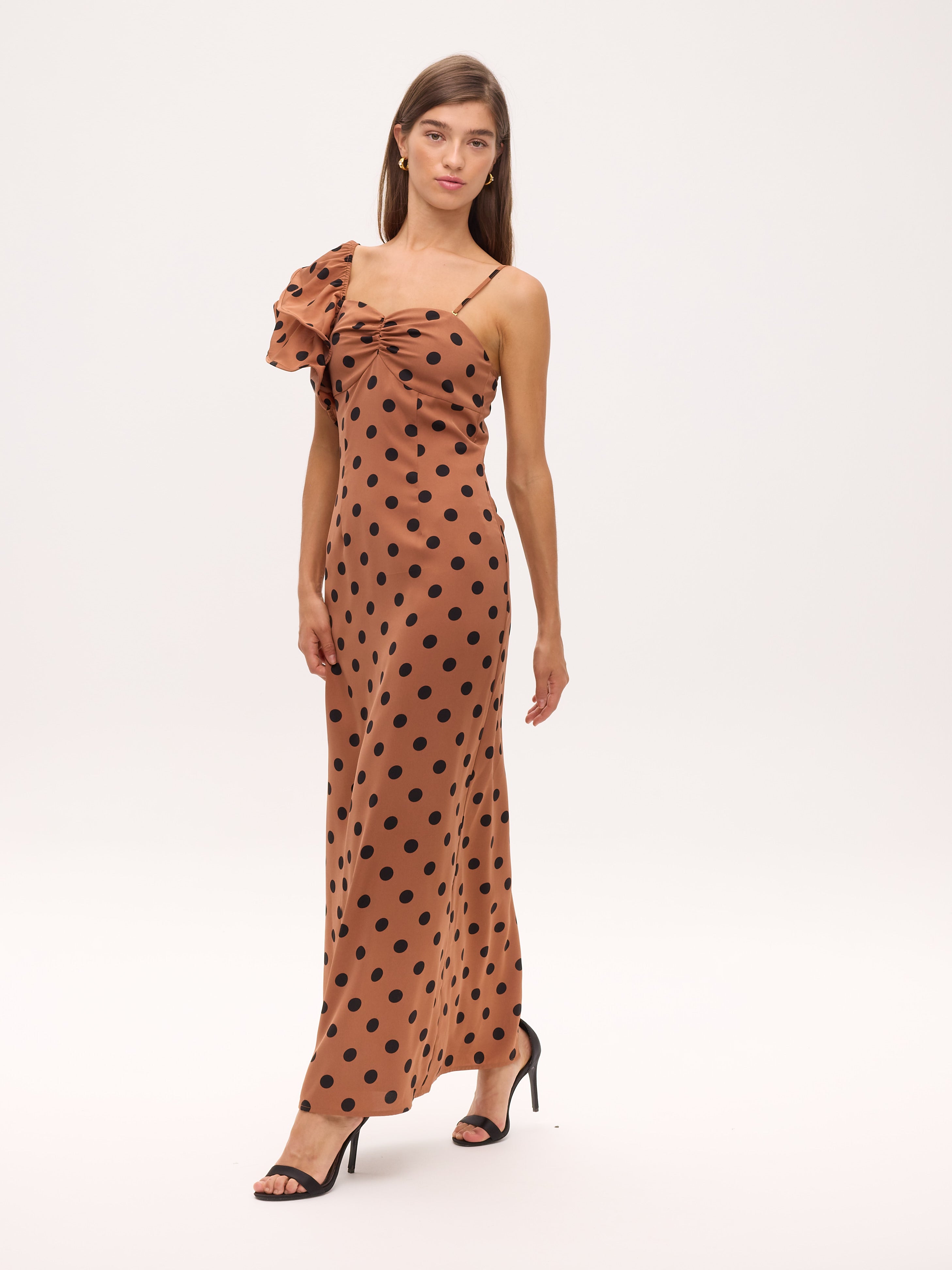ROSALINDA DOTS - Vestido largo de lunares con volante en el tirante, de fiesta e invitada de boda y evento primavera verano. MIOH es la marca de vestidos de invitada de boda y fiesta de referencia en España