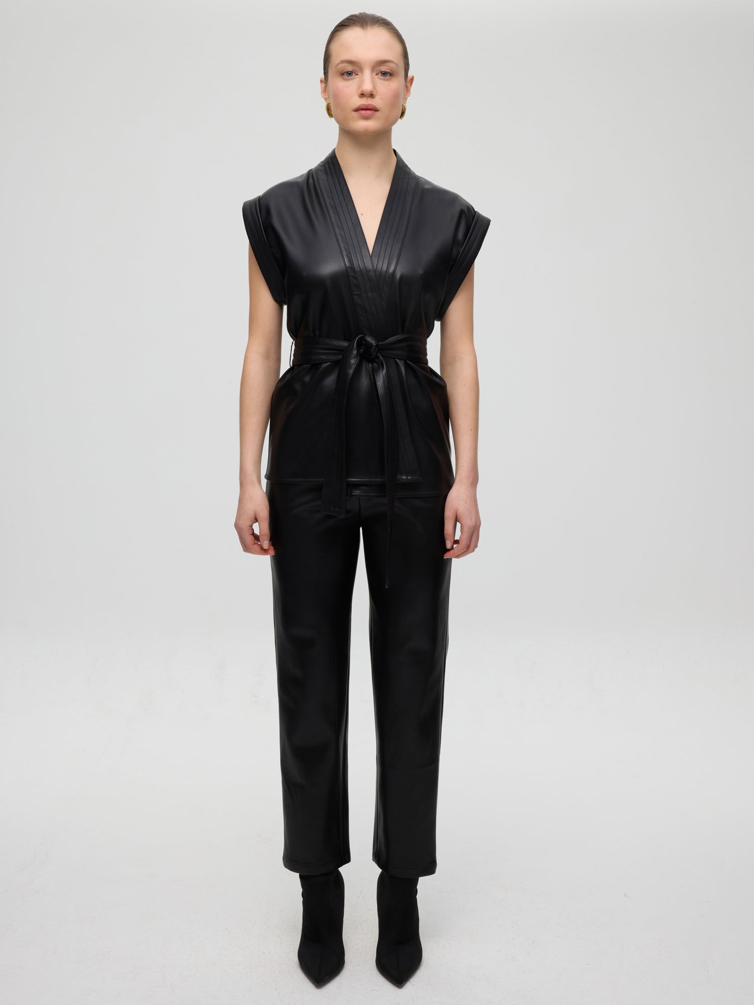 mioh | SEAGRAM - Pantalón efecto piel negro. Vestidos de fiesta para invitadas de boda perfectas. Marca española de moda