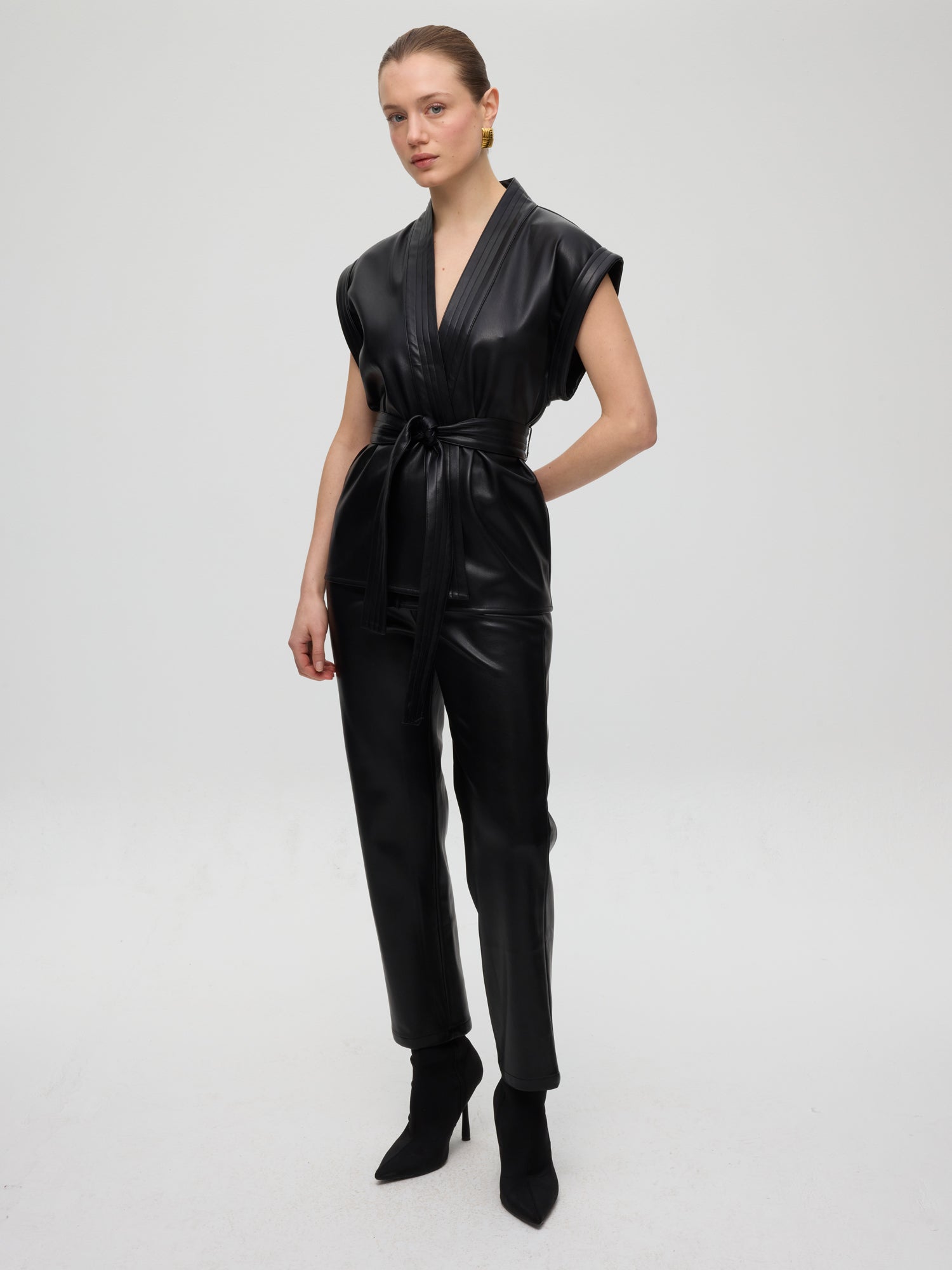 mioh | SEAGRAM - Pantalón efecto piel negro. Vestidos de fiesta para invitadas de boda perfectas. Marca española de moda