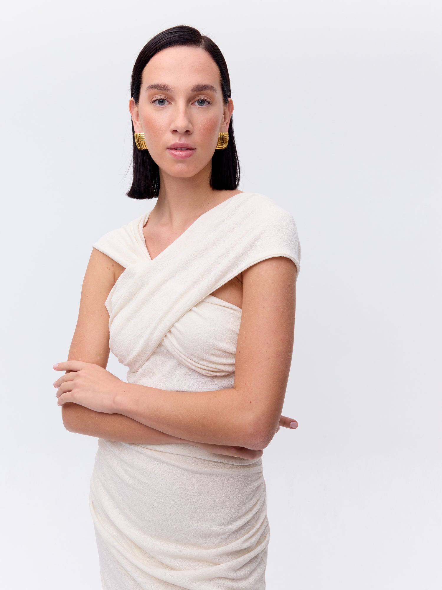 MIOH | SECRETO WHITE - Vestido escote posicional drap blanco para invitada de boda