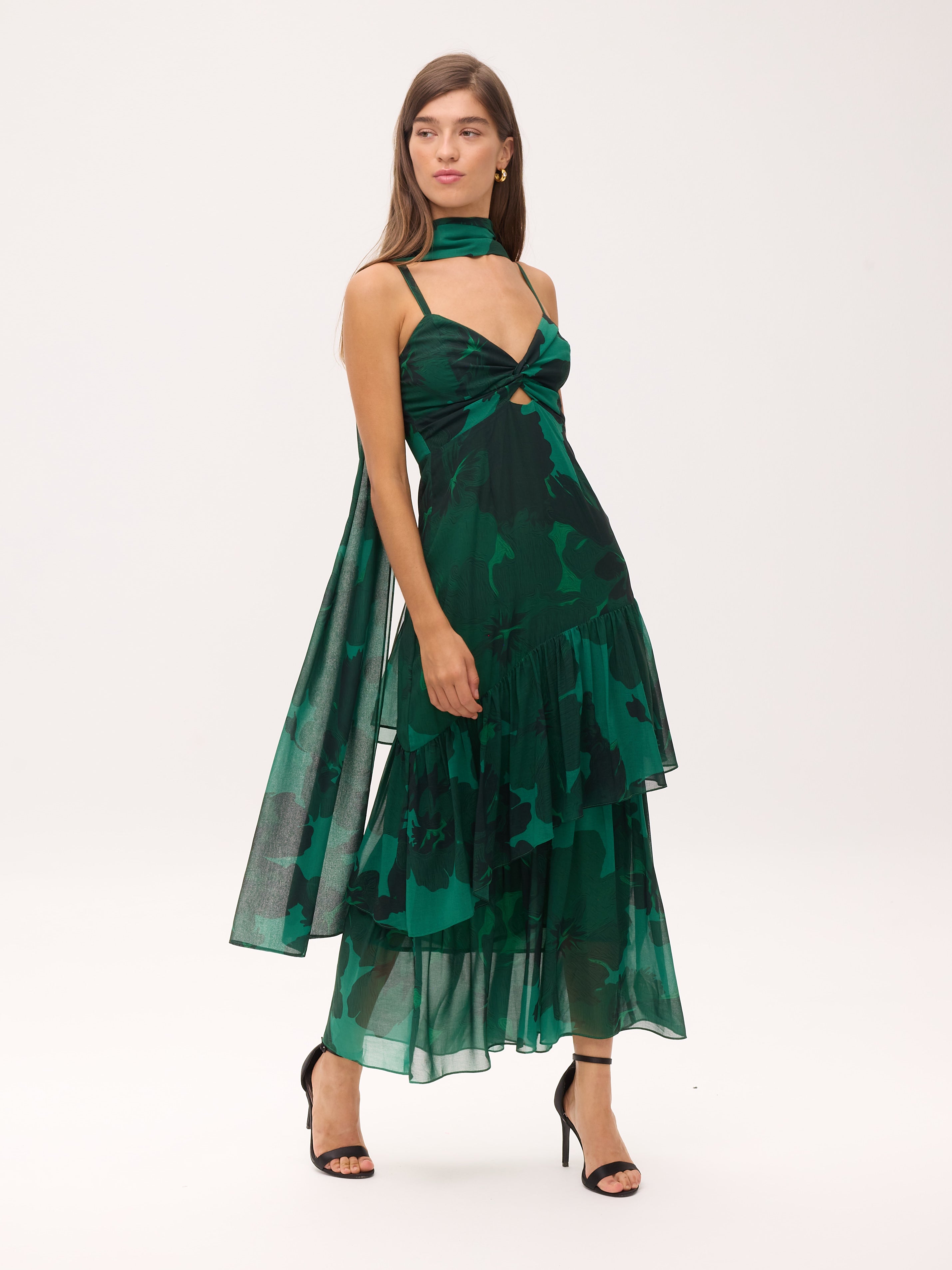 SHAKESPEARE GREEN - Vestido fluido volantes estampado floral, de fiesta e invitada de boda y evento primavera verano. MIOH es la marca que eligen las influencers de España para sus eventos, como bodas y fiestas