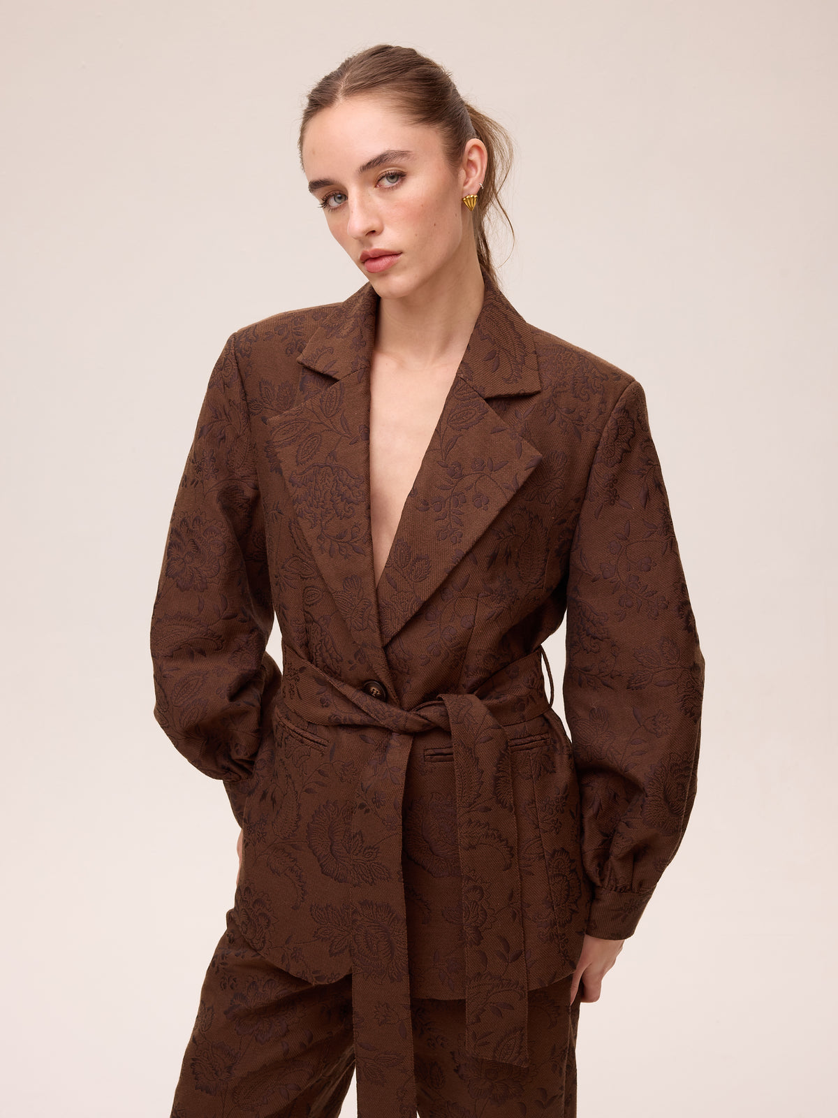 SHELTER BROWN - Blazer damasco bordado flores marrón, una pieza clave para tu look de invitada de boda y fiesta. MIOH es la marca española de moda de evento de referencia