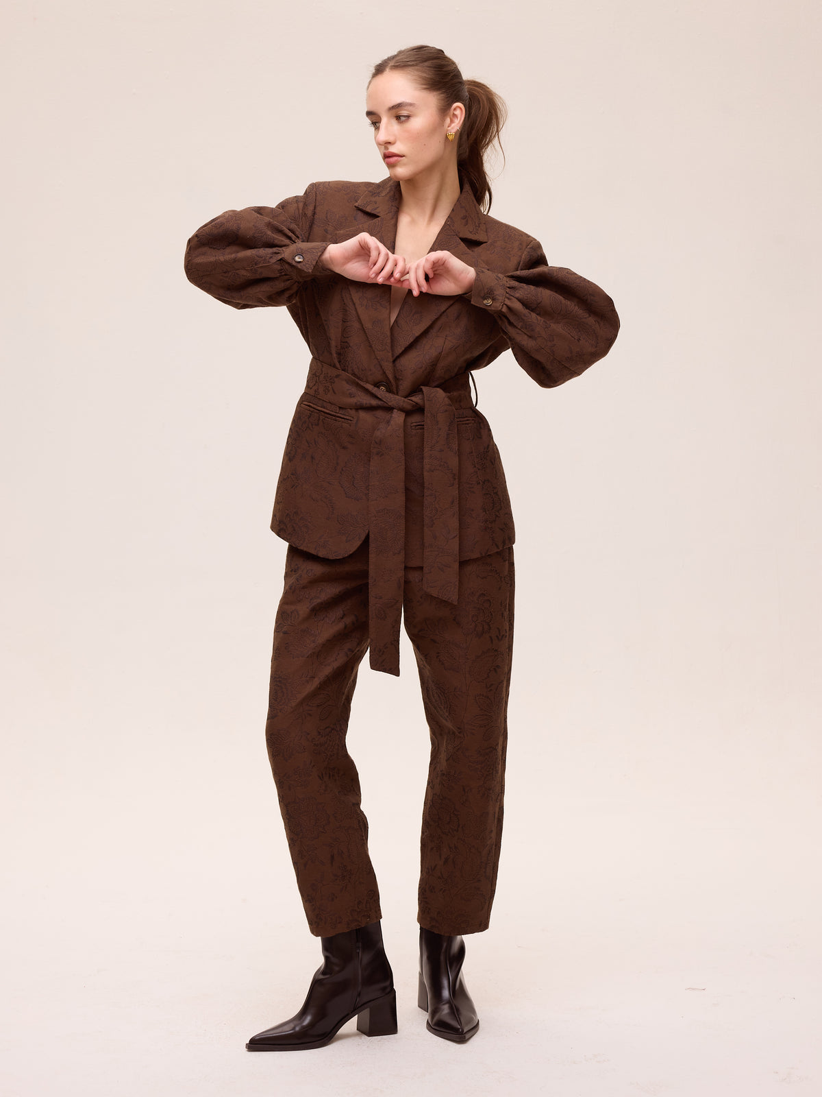 SHELTER BROWN - Blazer damasco bordado flores marrón, perfecta para crear looks de invitada de otoño invierno. MIOH, marca española de moda en 2026