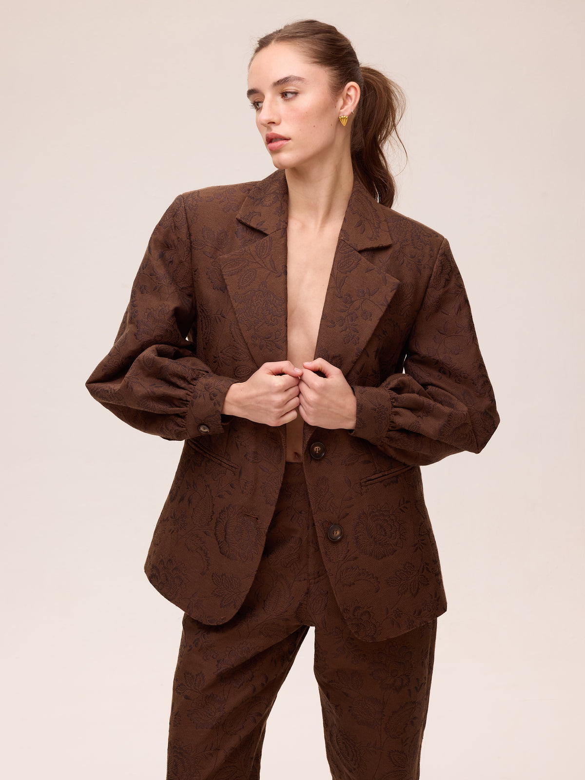 SHELTER BROWN - Blazer damasco bordado flores marrón, combínala con el resto de la colección FW26 de MIOH y crea tu look de invitada perfecta