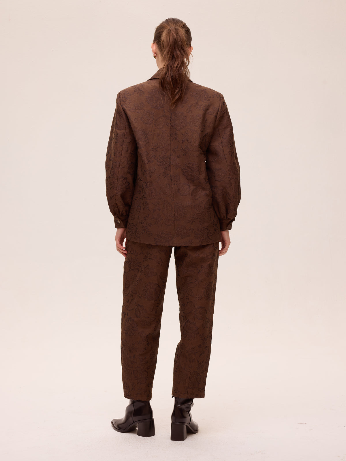 SHELTER BROWN - Blazer damasco bordado flores marrón, moda de fiesta e invitada diseñada en España por MIOH