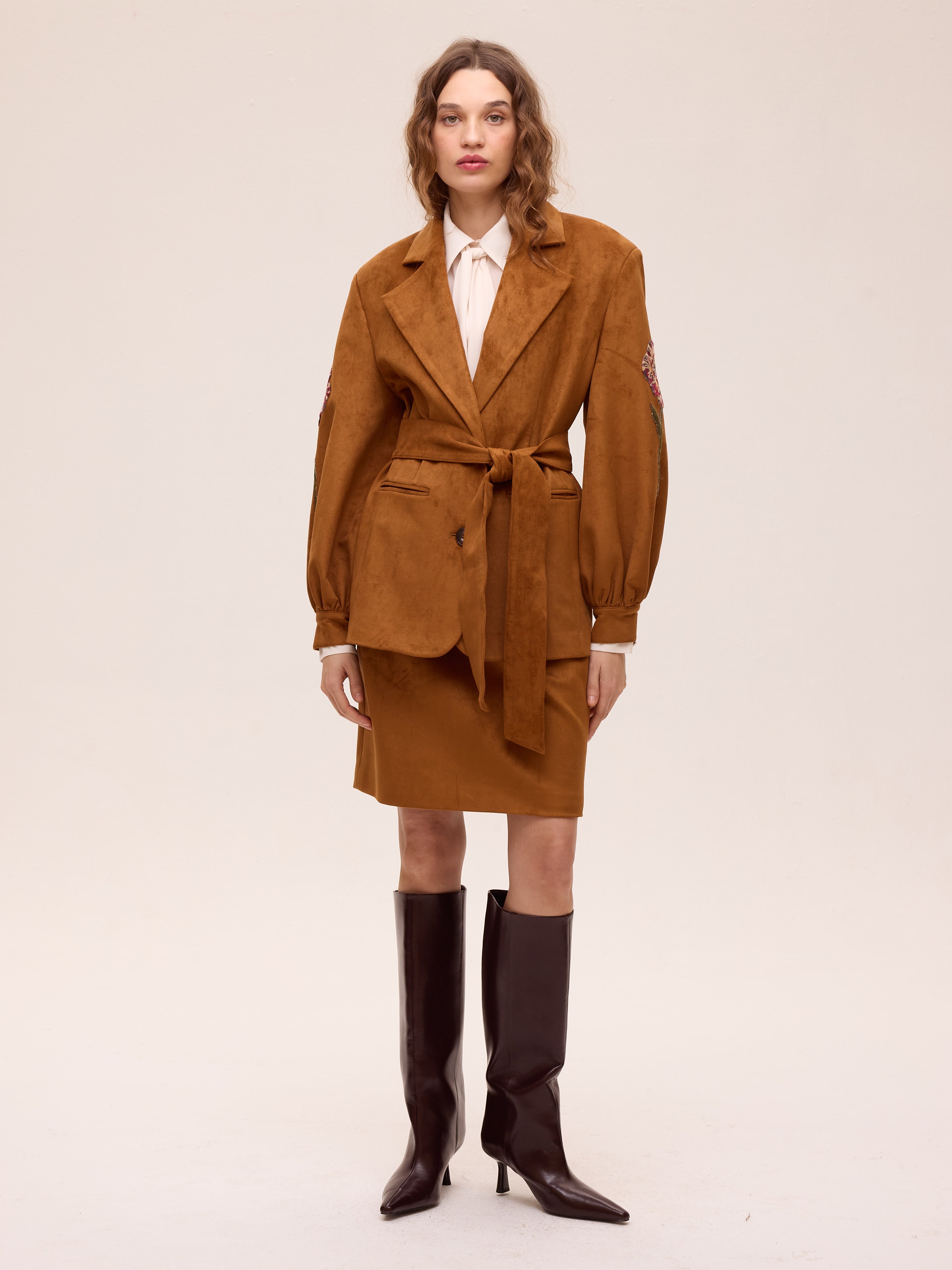 SHELTER WHISKY - Blazer efecto ante bordado flores. Color caramelo, una pieza clave para tu look de invitada de boda y fiesta. MIOH es la marca española de moda de evento de referencia