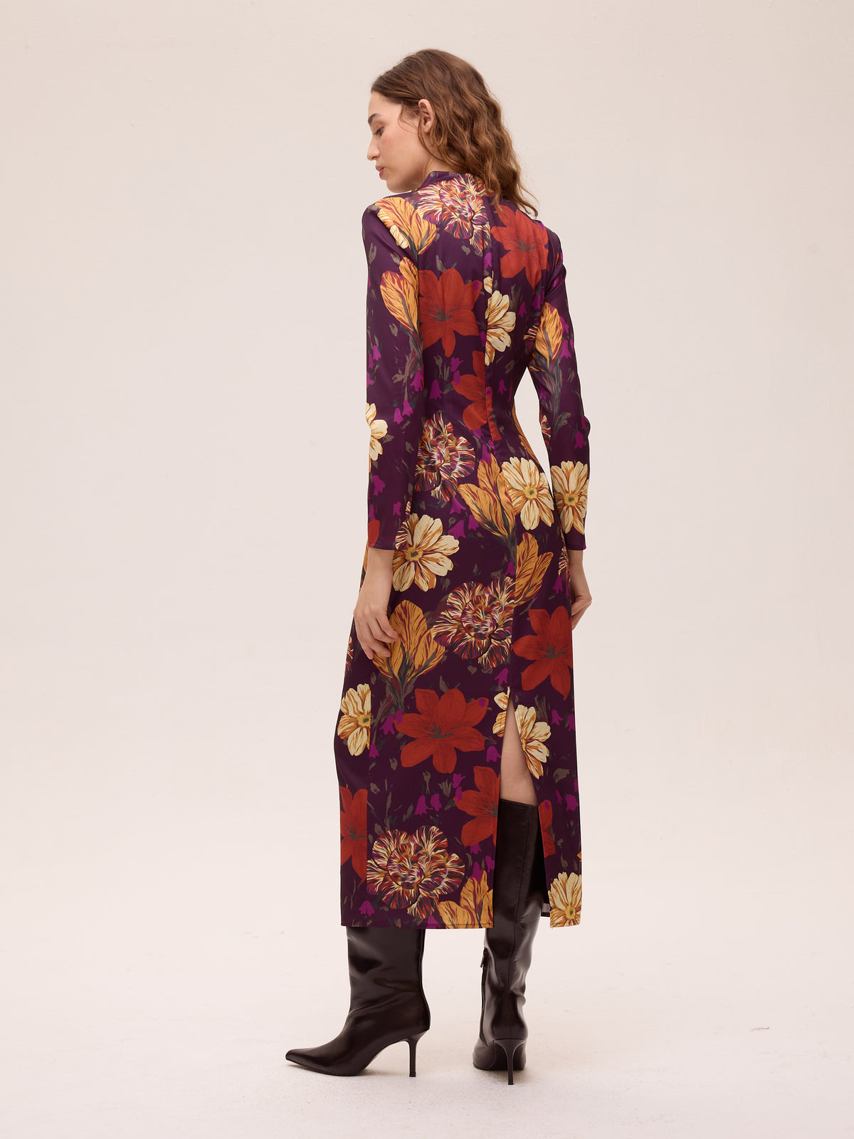 SOMBRA FLOWERS - Vestido midi estampado flores, el look de invitada perfecta firmado por MIOH, marca española de vestidos de fiesta y de boda