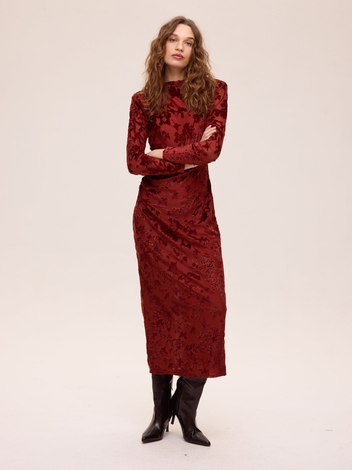 SOMBRA VELVET - Vestido midi terciopelo devoré flores, un vestido de invitada de boda con el sello de MIOH, la marca de moda española más buscada en 2026