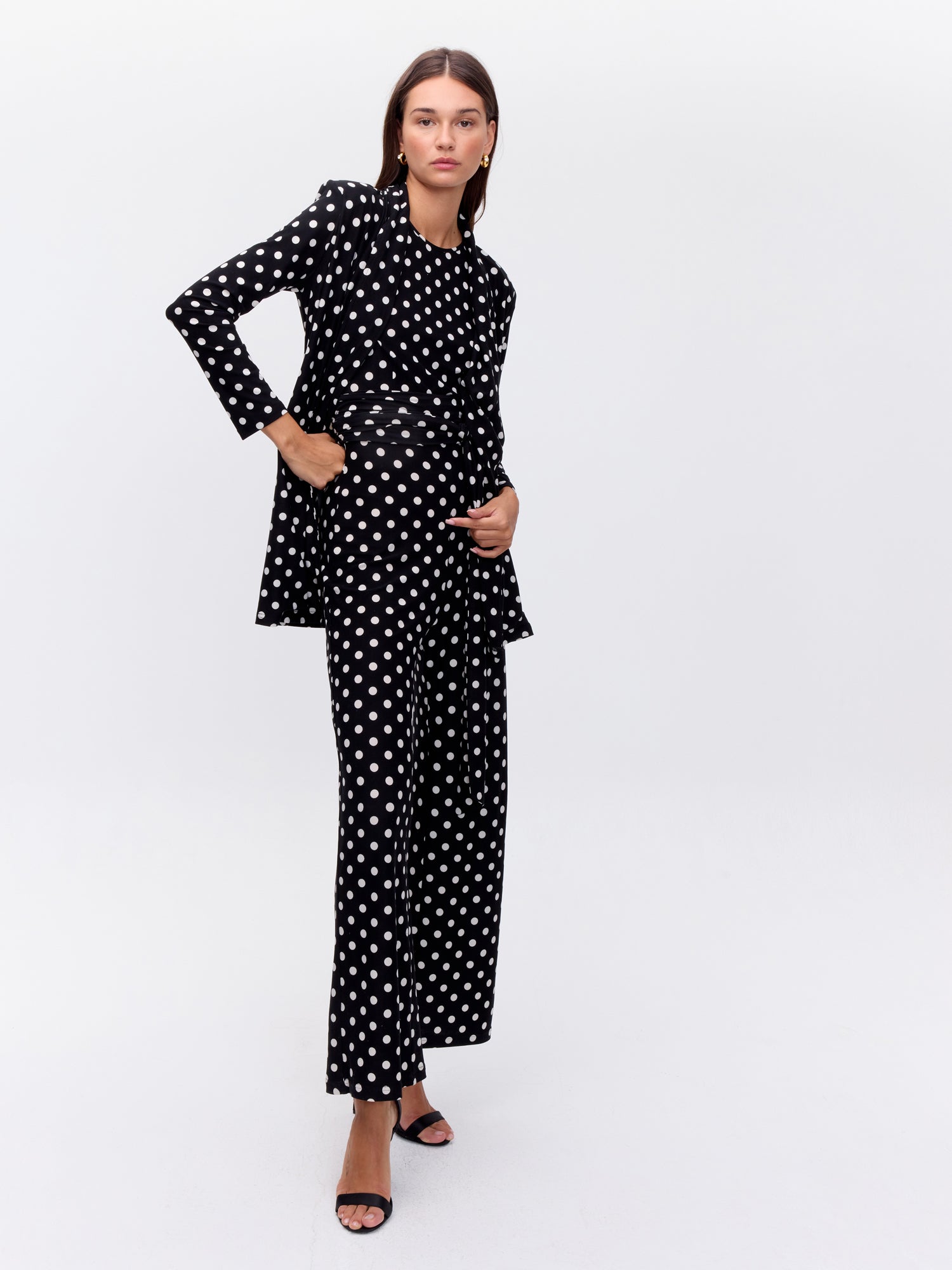 MIOH | SPICY DOTS - Kimono lunares blanco y negro para invitada de boda