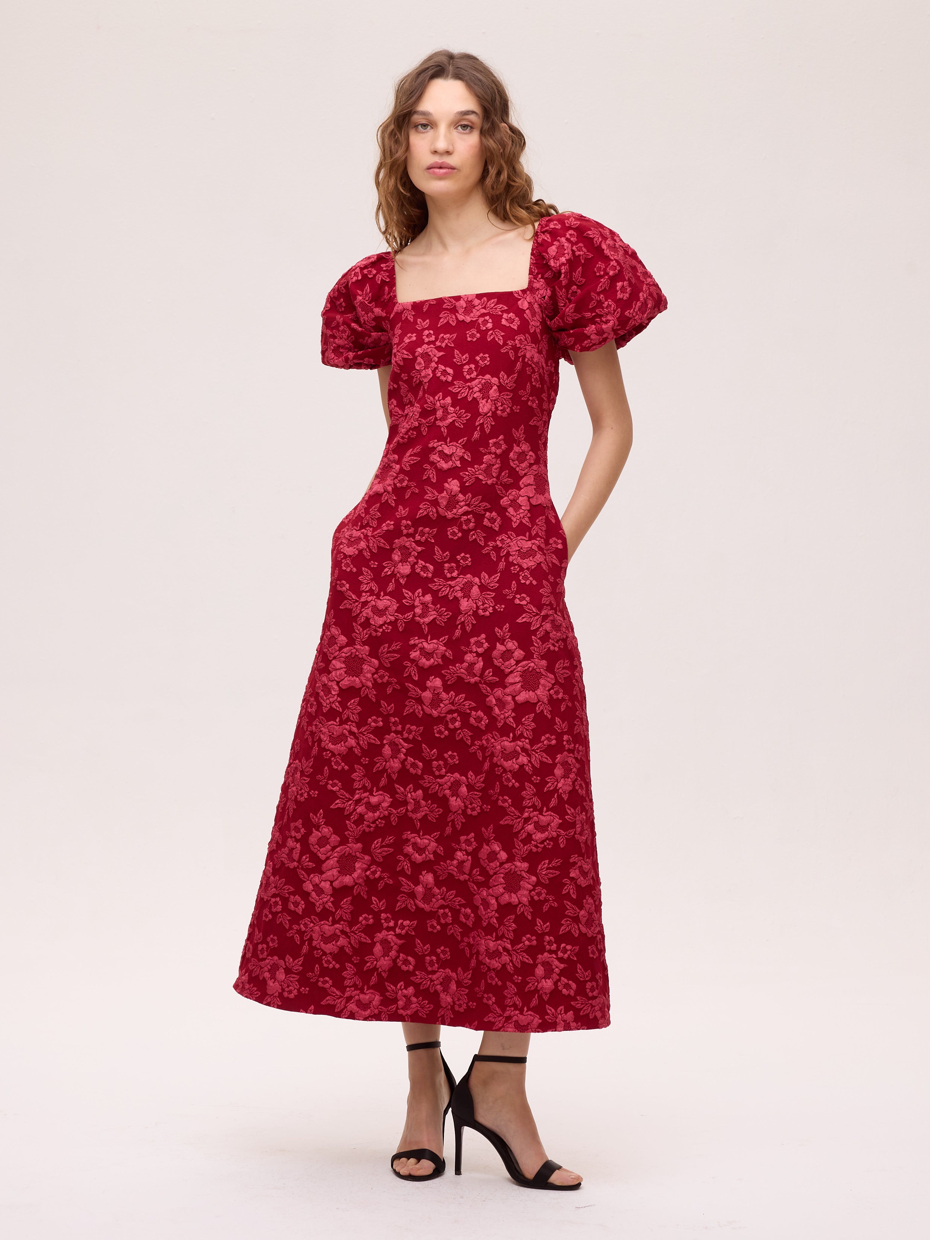 STELLA - Vestido brocado floral rojo evasé, el look de invitada perfecta firmado por MIOH, marca española de vestidos de fiesta y de boda