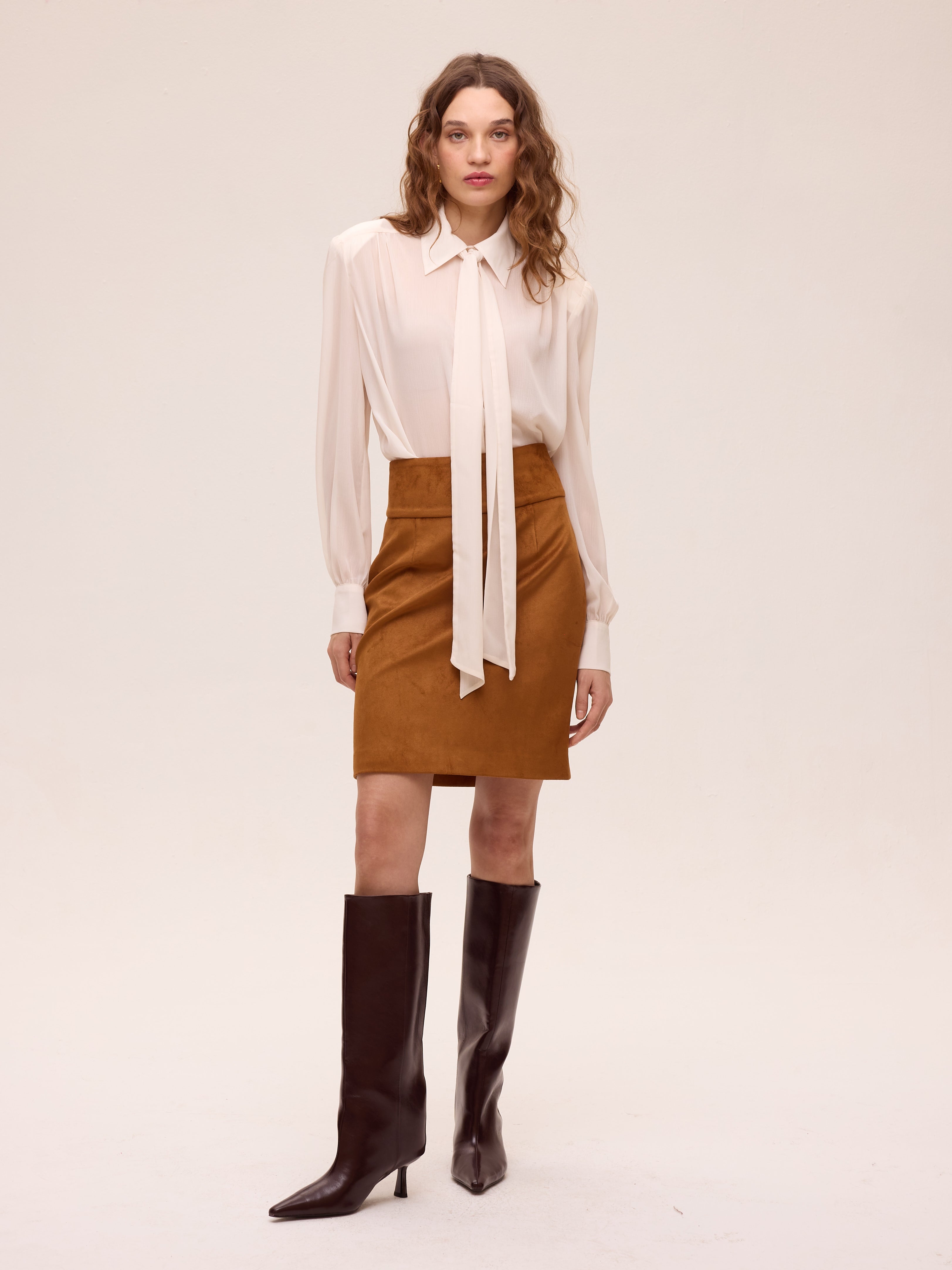 STILL SUEDE - Falda ecopiel corte cintura. Color miel, una pieza clave para tu look de invitada de boda y fiesta. MIOH es la marca española de moda de evento de referencia