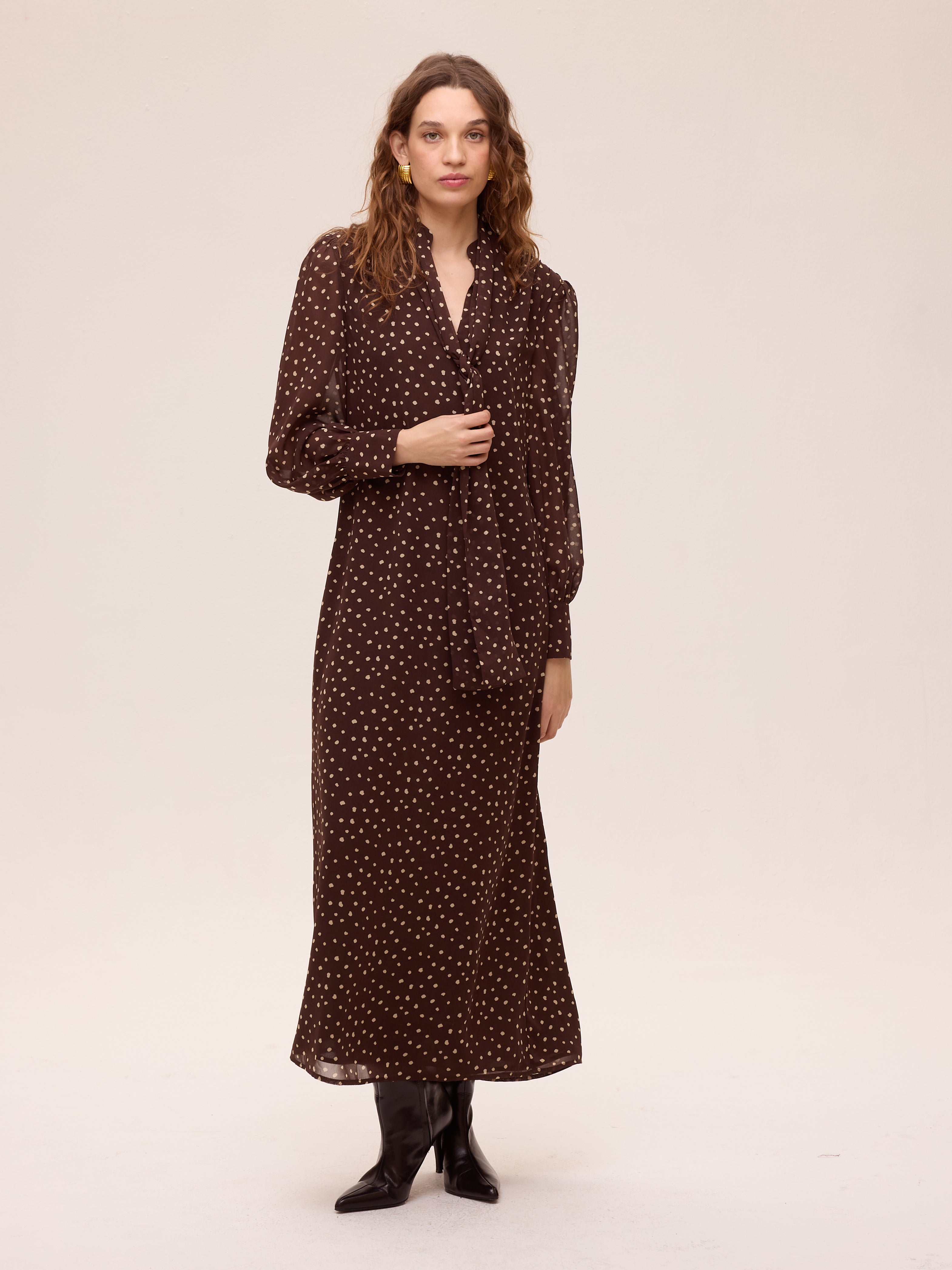 SUMMIT BROWN - Vestido amplio gasa lunares marrón, un vestido de invitada de boda con el sello de MIOH, la marca de moda española más buscada en 2026
