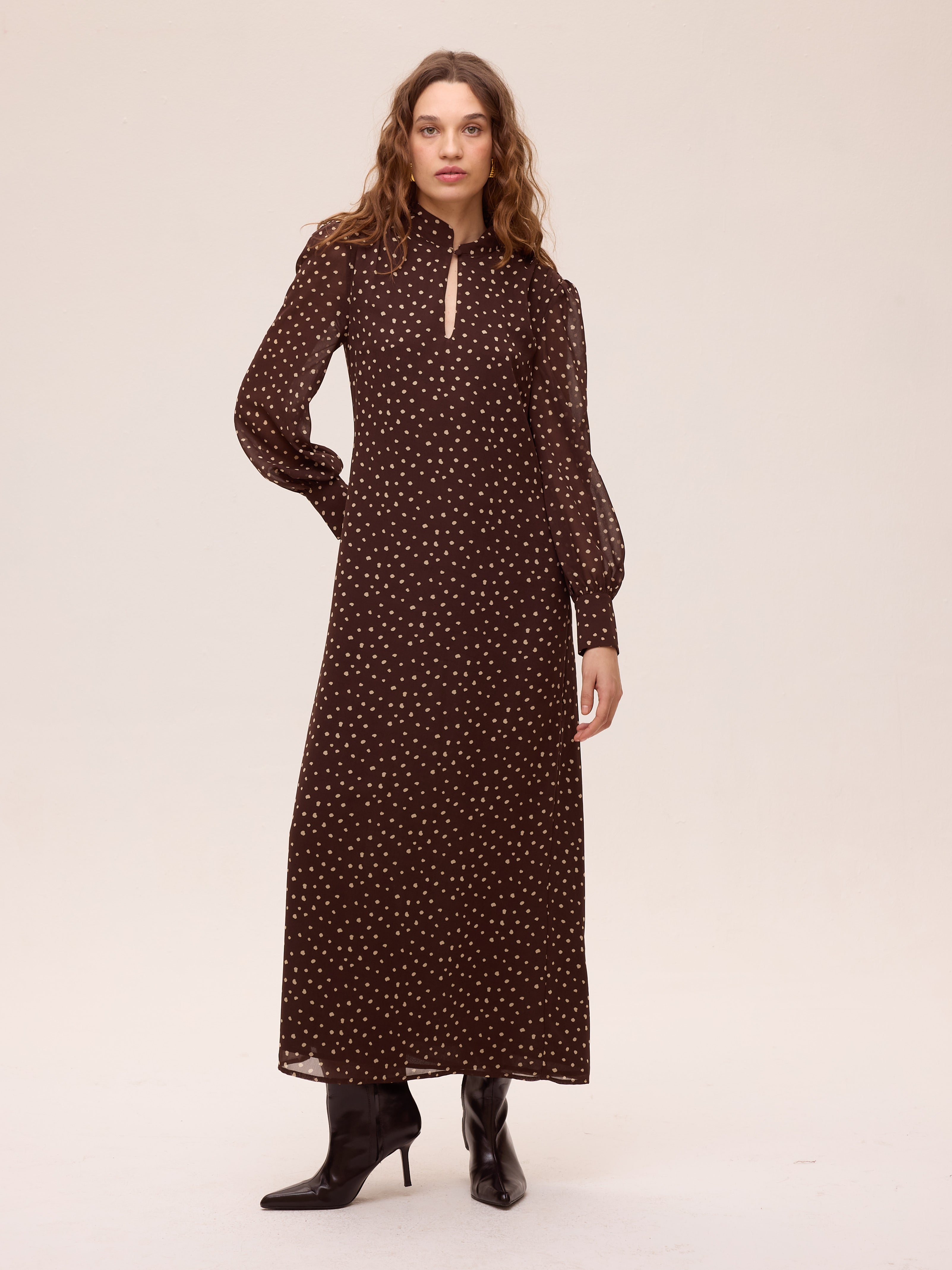 SUMMIT BROWN - Vestido amplio gasa lunares marrón, ideal como vestido de fiesta para bodas de tarde, bautizos, comuniones y graduaciones. Moda de invitada hecha en España