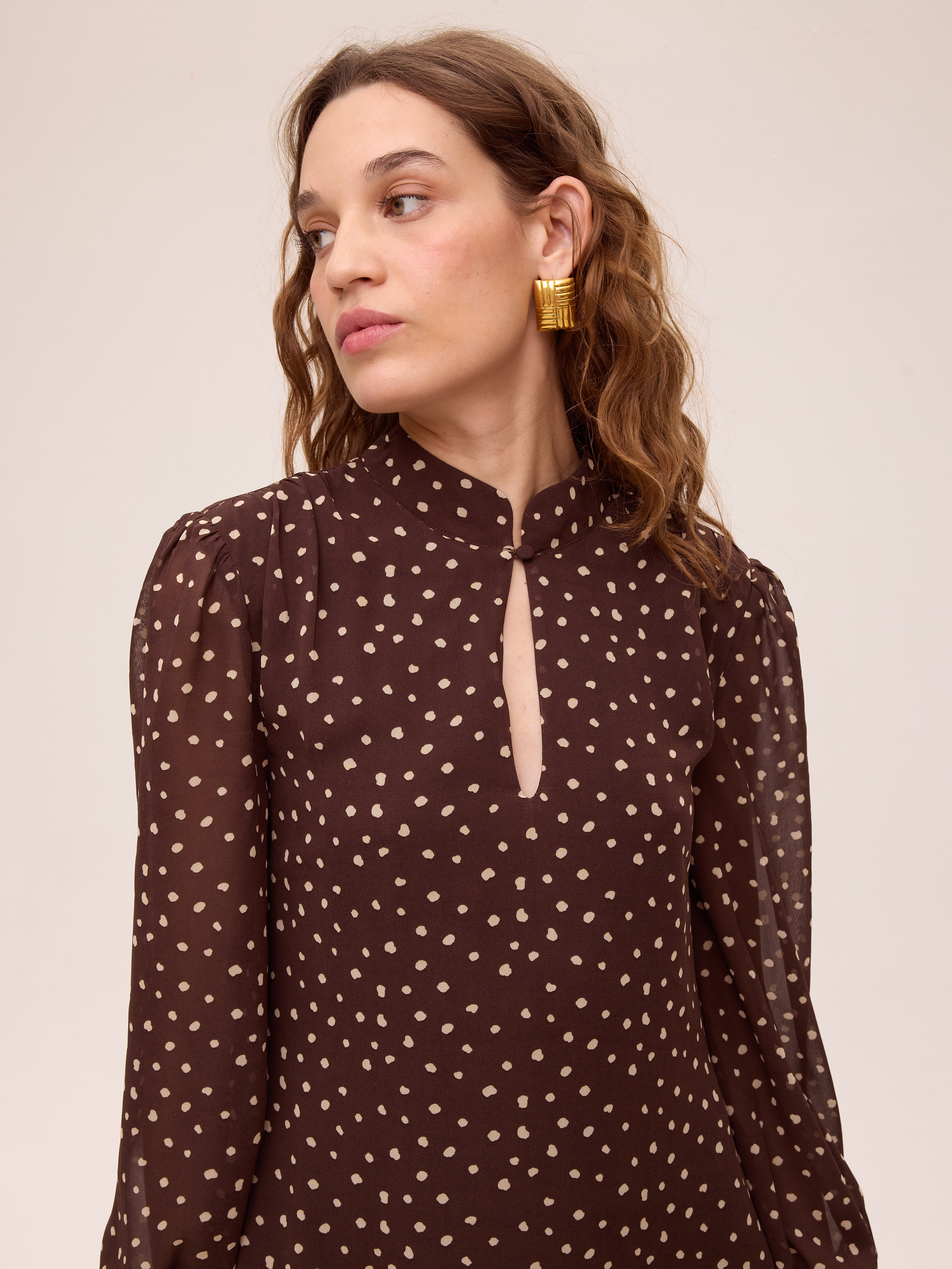 SUMMIT BROWN - Vestido amplio gasa lunares marrón, vestido de invitada de boda de la colección otoño invierno de MIOH, diseñado en España