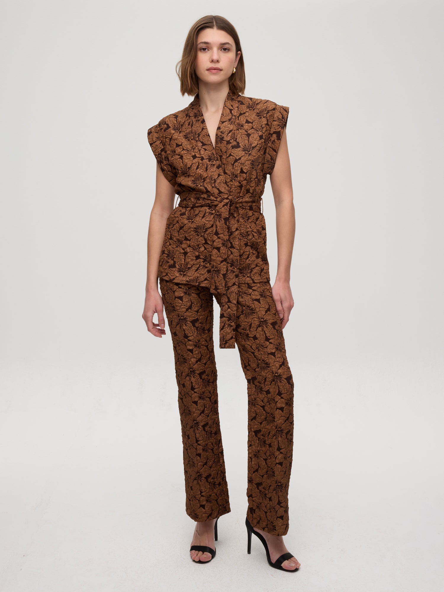 mioh | TEMPLE - Conjunto chaleco y pantalón damasco marrón. Vestidos de fiesta para invitadas de boda perfectas. Marca española de moda