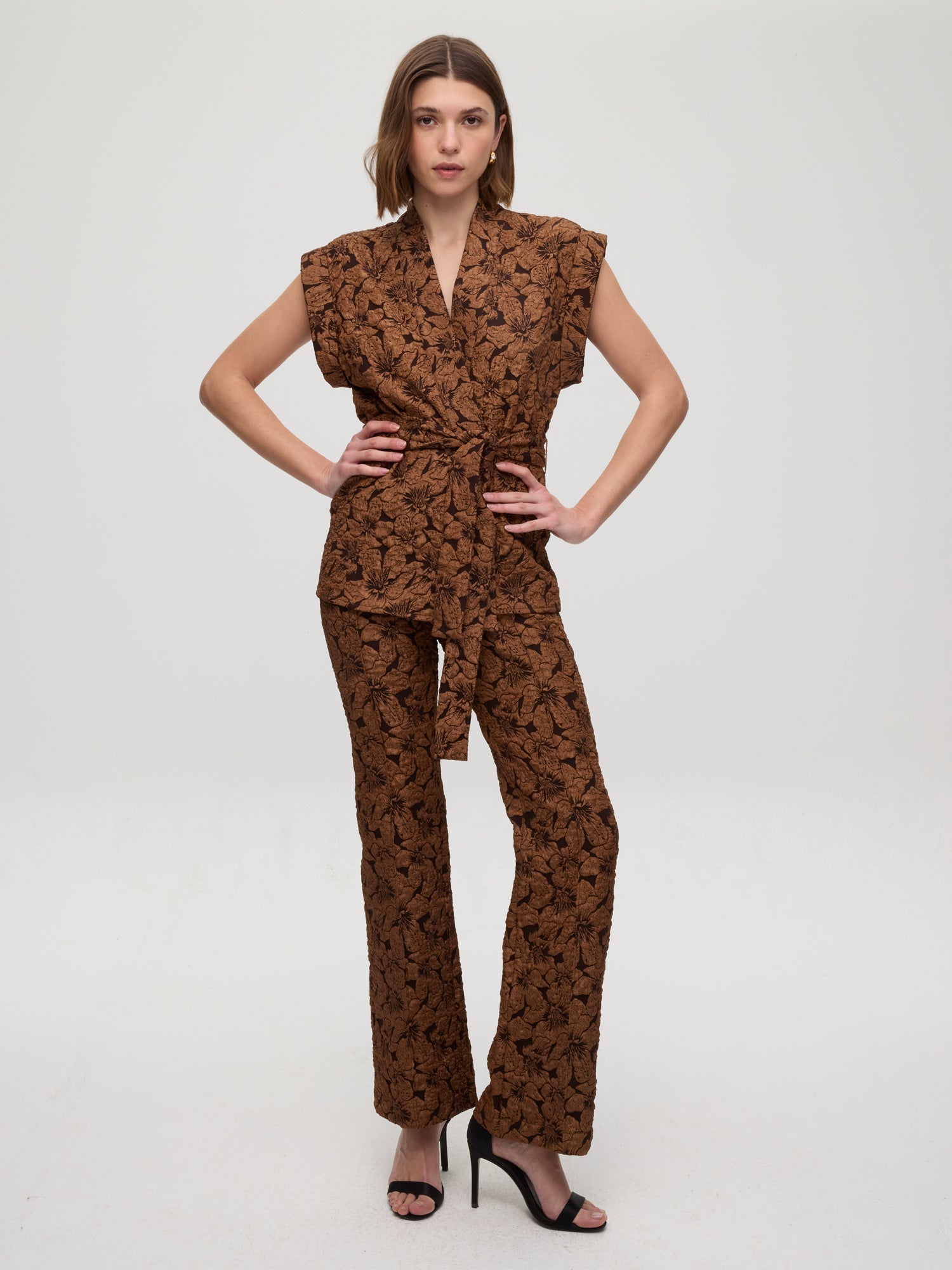 mioh | TEMPLE - Conjunto chaleco y pantalón damasco marrón. Vestidos de fiesta para invitadas de boda perfectas. Marca española de moda