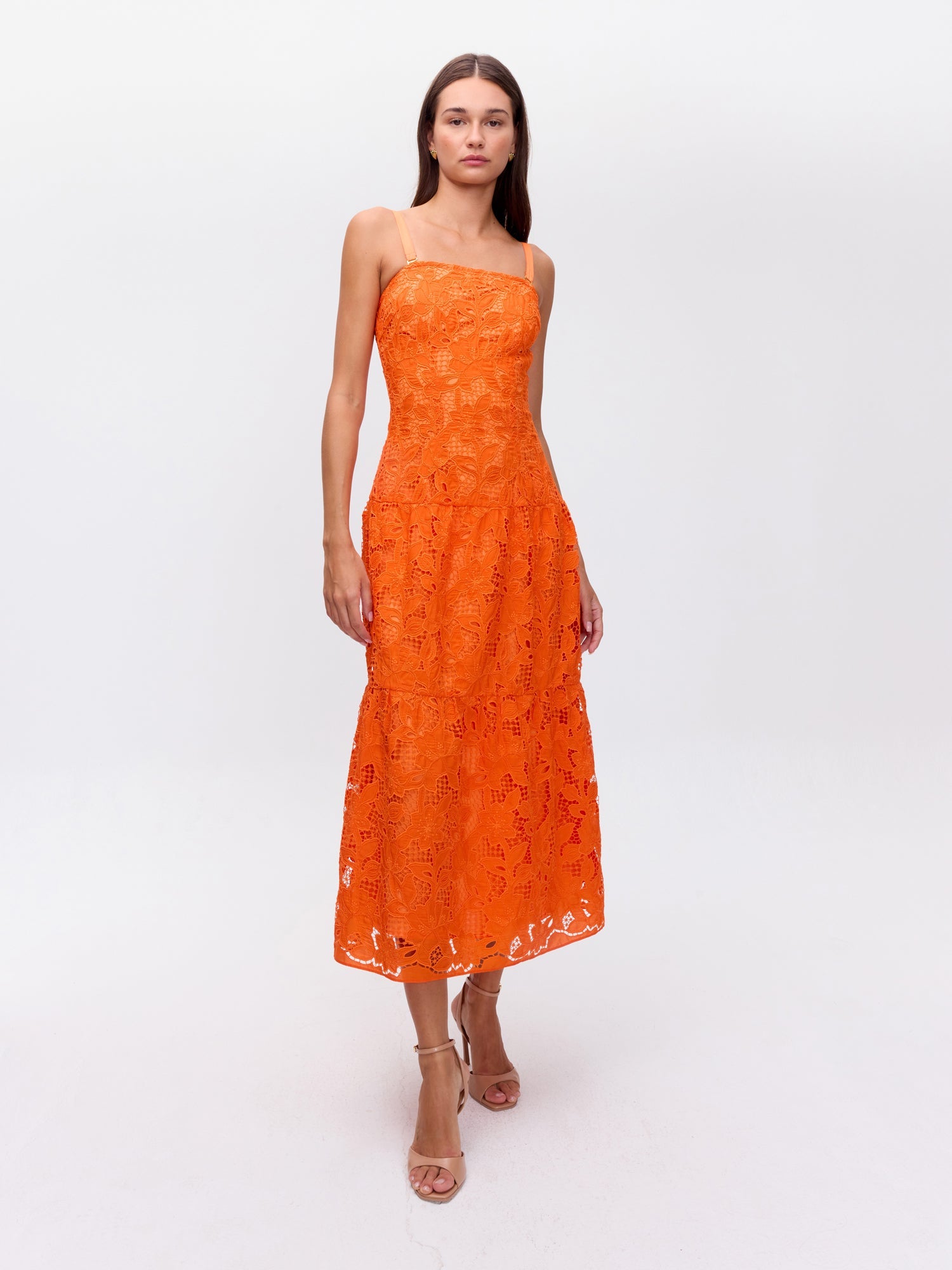 MIOH | TERRACOTA ORANGE - Vestido con vuelo naranja bordado para invitada de boda