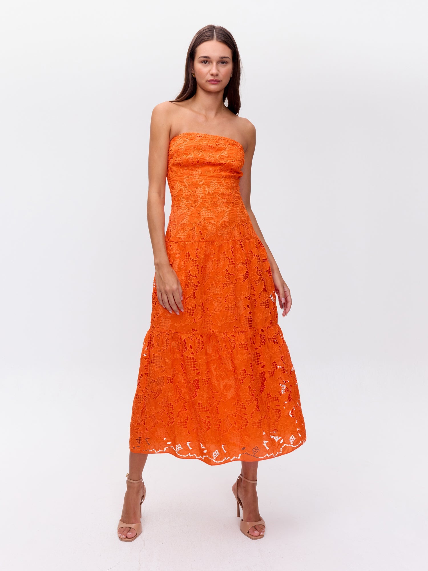 MIOH | TERRACOTA ORANGE - Vestido con vuelo naranja bordado para invitada de boda