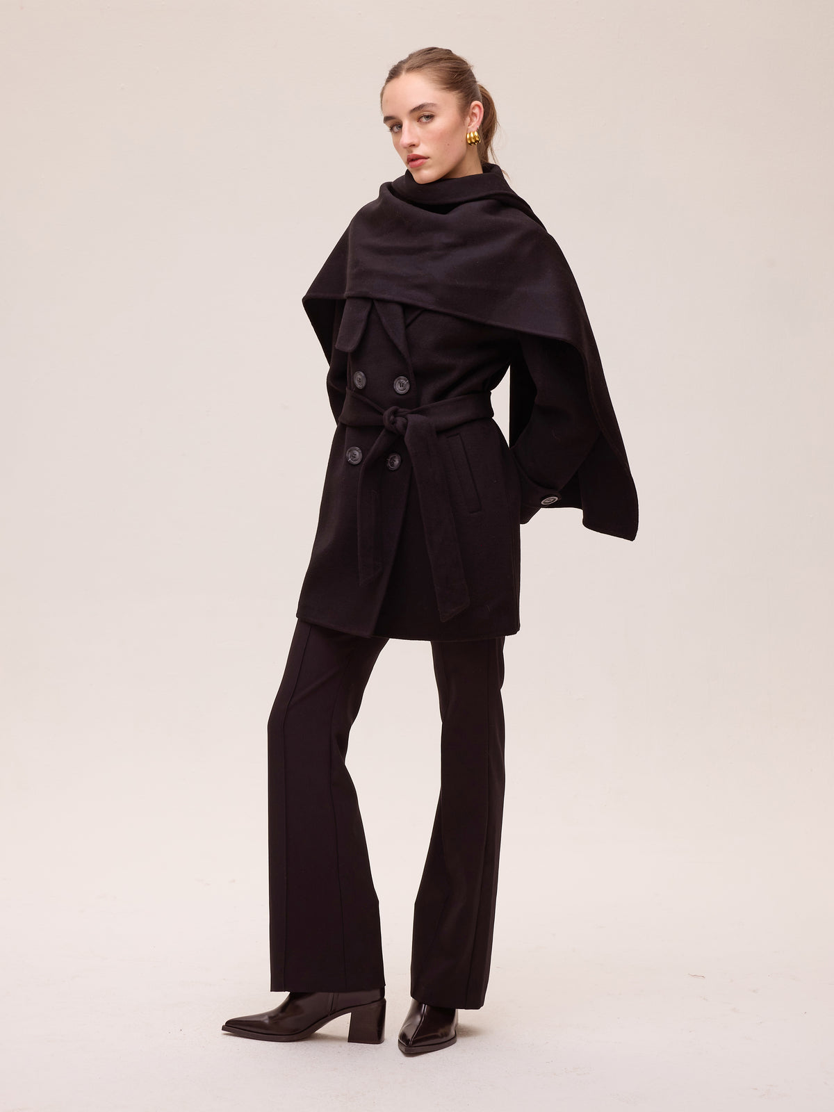 mioh | TICKET BLACK - Bufanda paño lana negra. Vestidos de fiesta para invitadas de boda perfectas. Marca española de moda