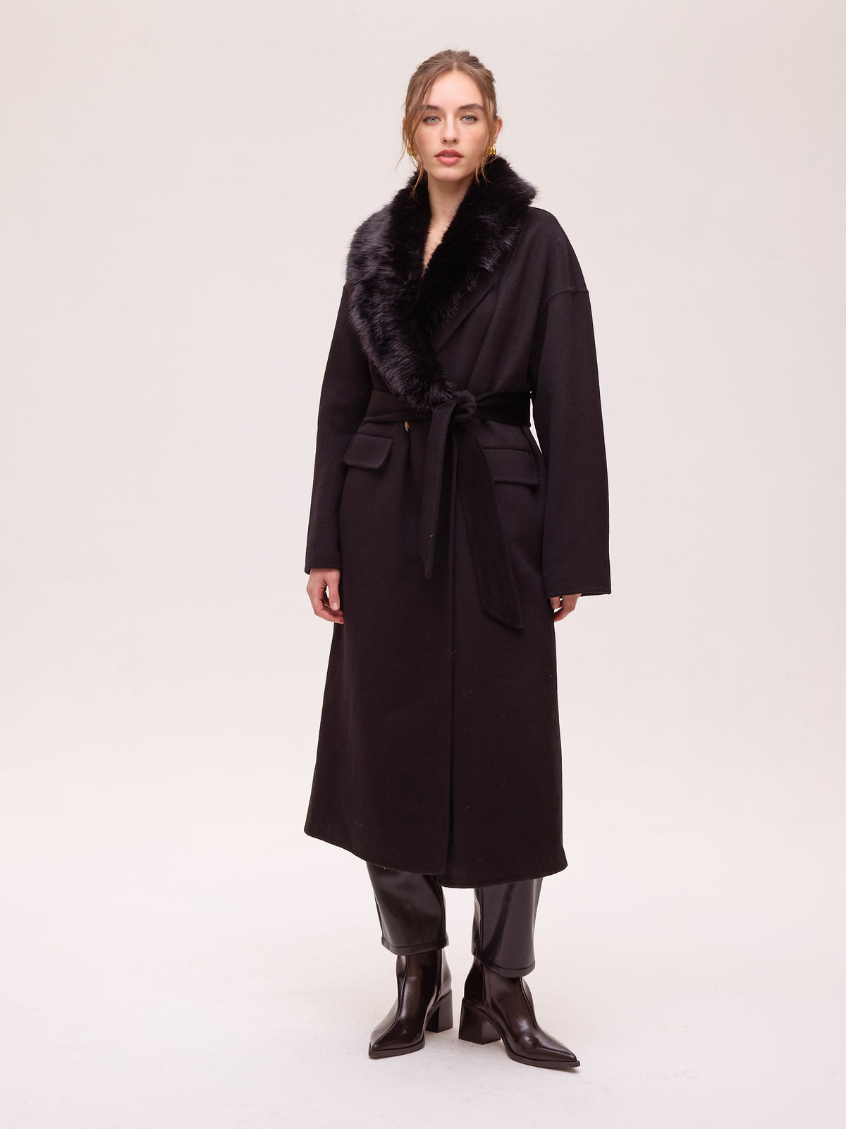 TUBE BLACK - Abrigo largo de lana negro con cuello faux fur, el abrigo que completa tu look de invitada de boda en otoño invierno. MIOH, marca española de moda