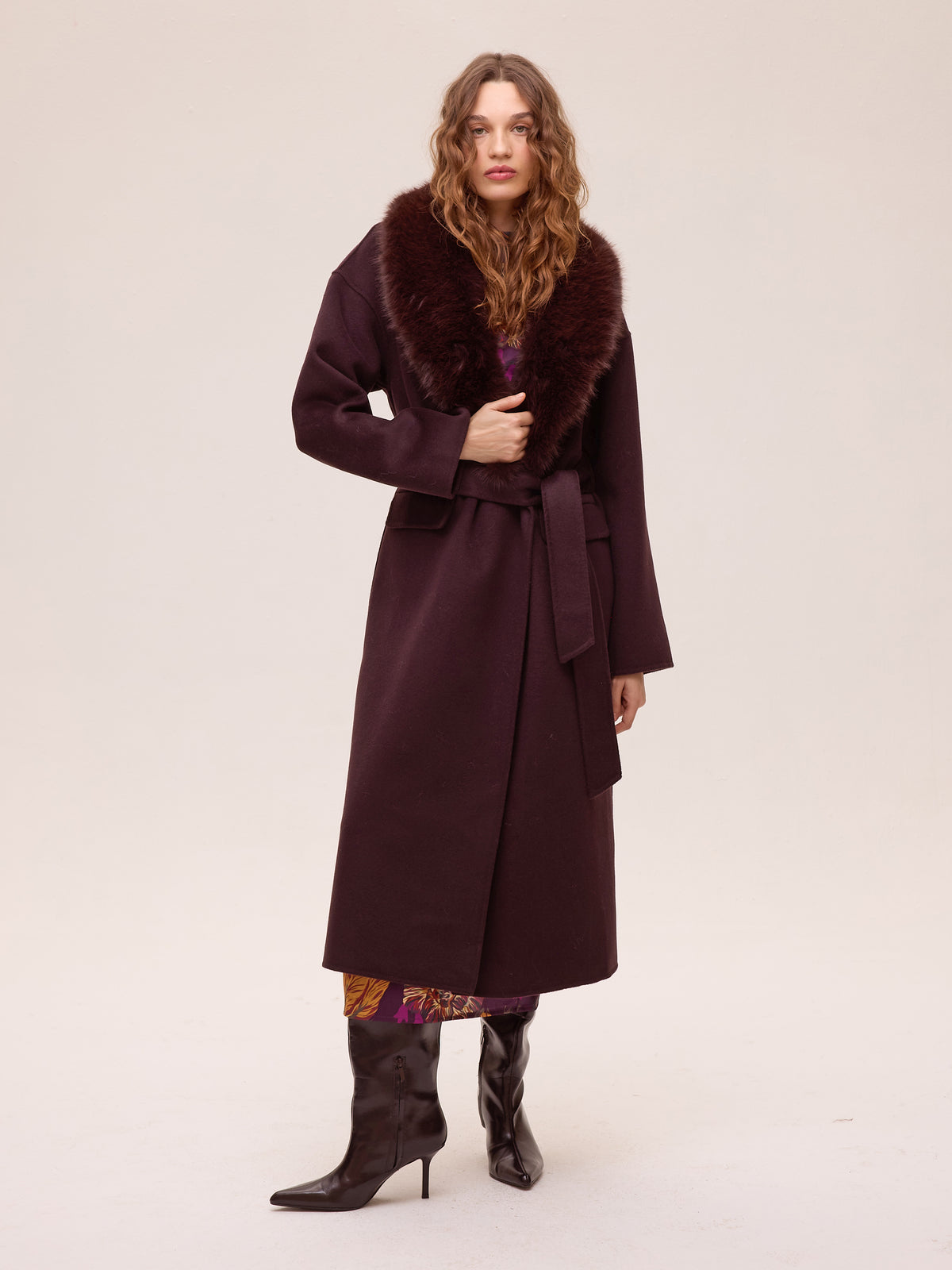 TUBE GRANA - Abrigo largo de lana granate con cuello faux fur, el abrigo que completa tu look de invitada de boda en otoño invierno. MIOH, marca española de moda