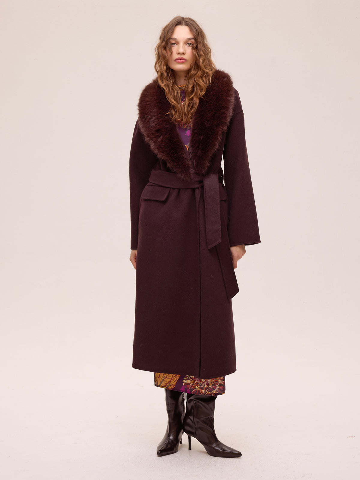 TUBE GRANA - Abrigo largo de lana granate con cuello faux fur, perfecto para bodas y eventos de invierno sin renunciar al estilo. MIOH, moda española de invitada