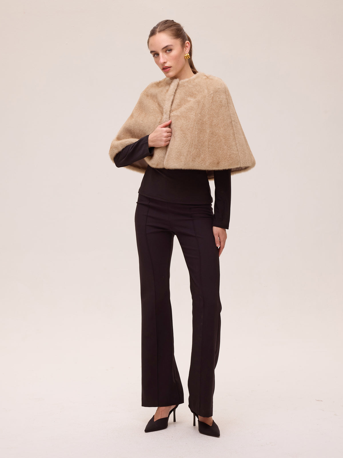VIENTO BLACK PANT - Pantalón flare crepé negro, una pieza clave para tu look de invitada de boda y fiesta. MIOH es la marca española de moda de evento de referencia