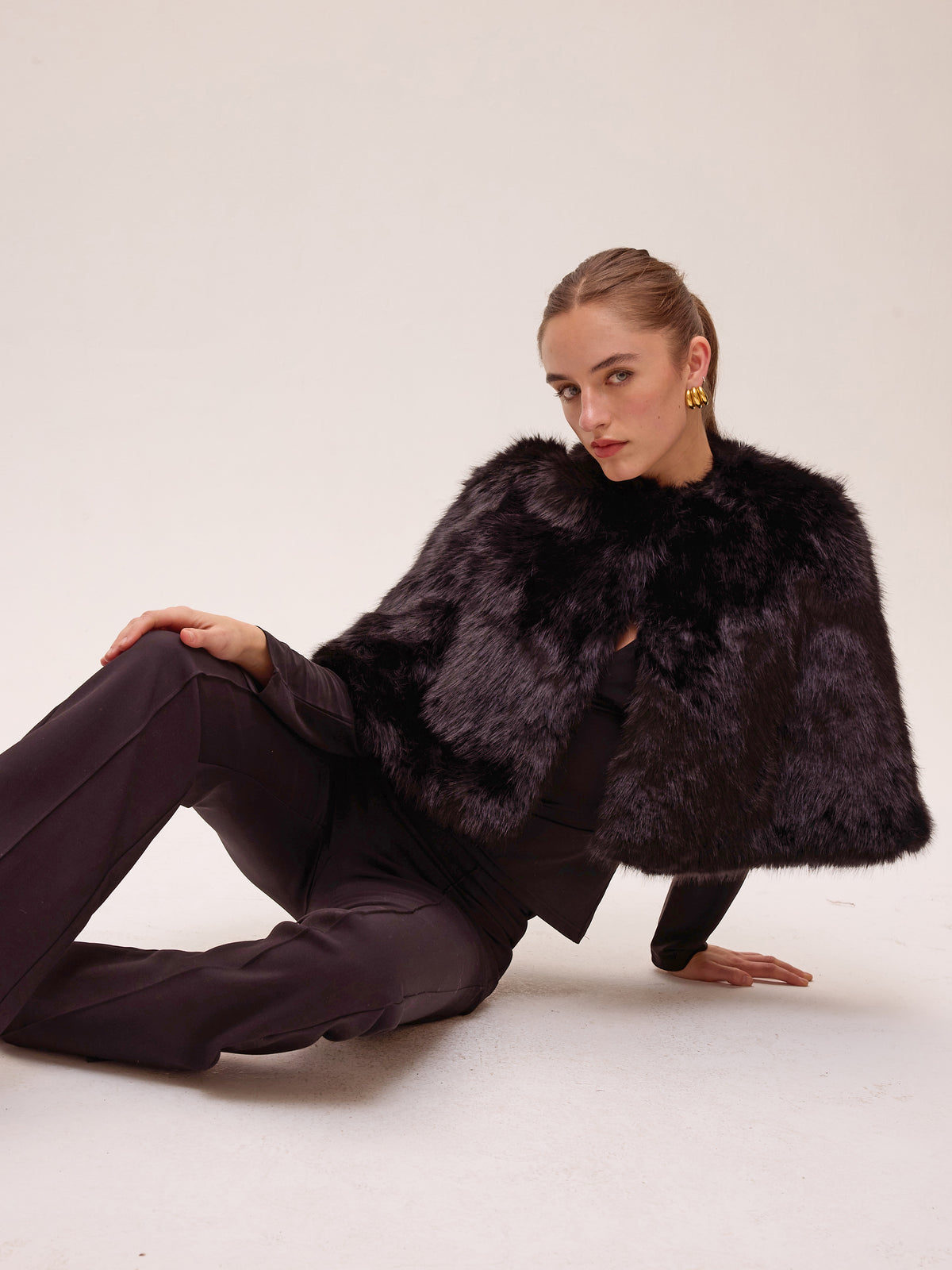 VIENTO BLACK PANT - Pantalón flare crepé negro, ideal para bodas de tarde, cócteles, bautizos y comuniones. MIOH, moda de invitada hecha en España