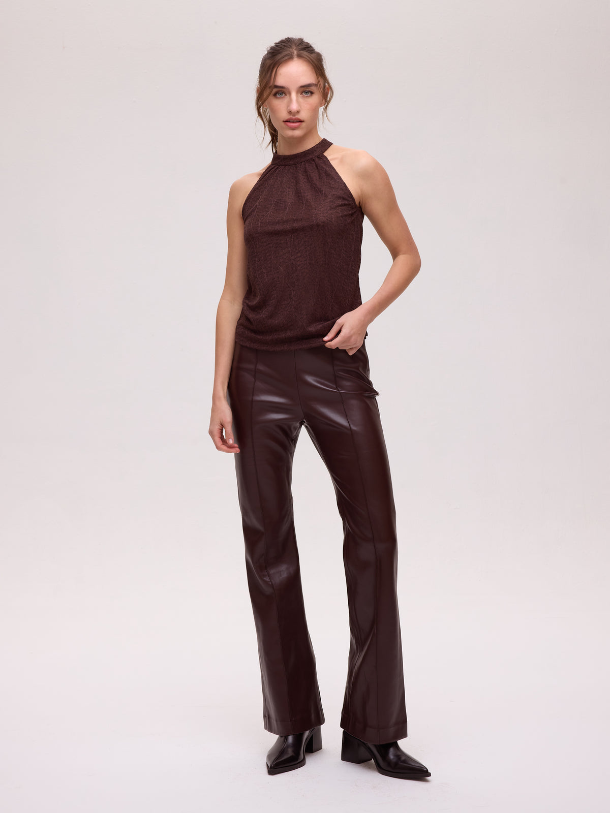 VIENTO GRANA PANT - Pantalón flare polipiel grana, perfecta para crear looks de invitada de otoño invierno. MIOH, marca española de moda en 2026