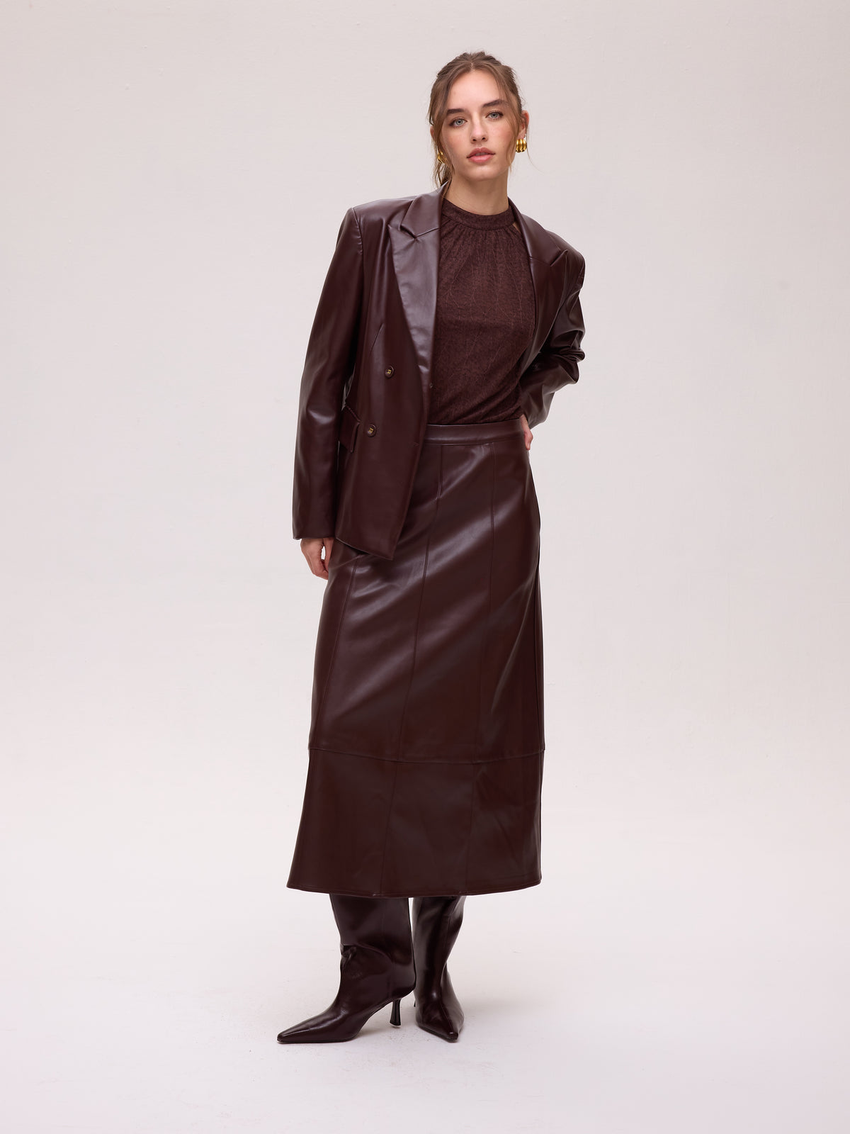 VIENTO GRANA TOP - Blazer cruzada polipiel grana, perfecta para crear looks de invitada de otoño invierno. MIOH, marca española de moda en 2026