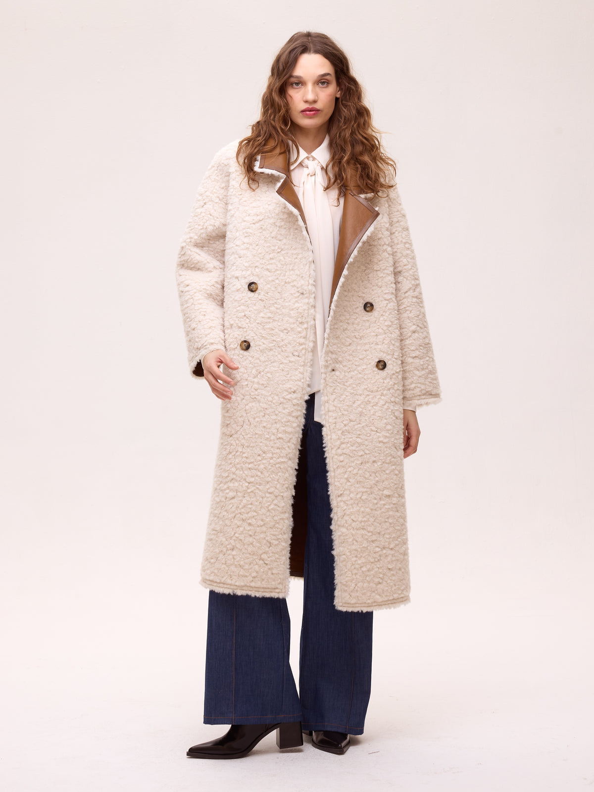 ZHIVAGO BROWN - Abrigo largo reversible - Ecopiel Marrón/ Pelo Blanco, calidez y tendencia para tus eventos de otoño invierno. MIOH, moda española de fiesta